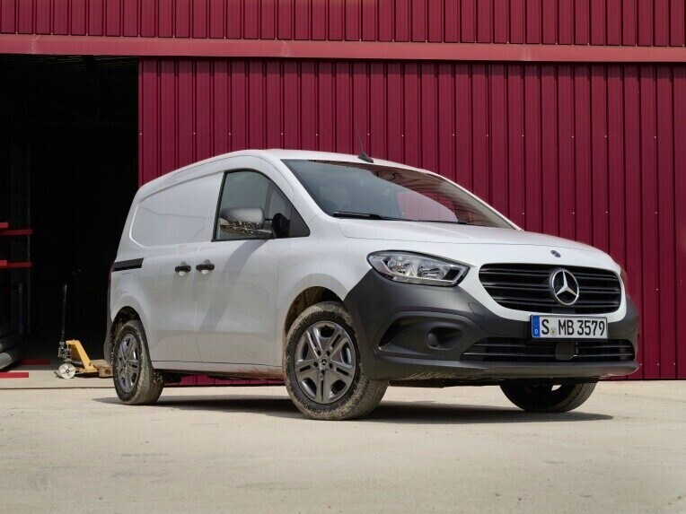 A Mercedes-Benz Citan zárt áruszállító, egy nagy hasznos teherbírású kisáruszállító, egy ipari telephelyen áll.