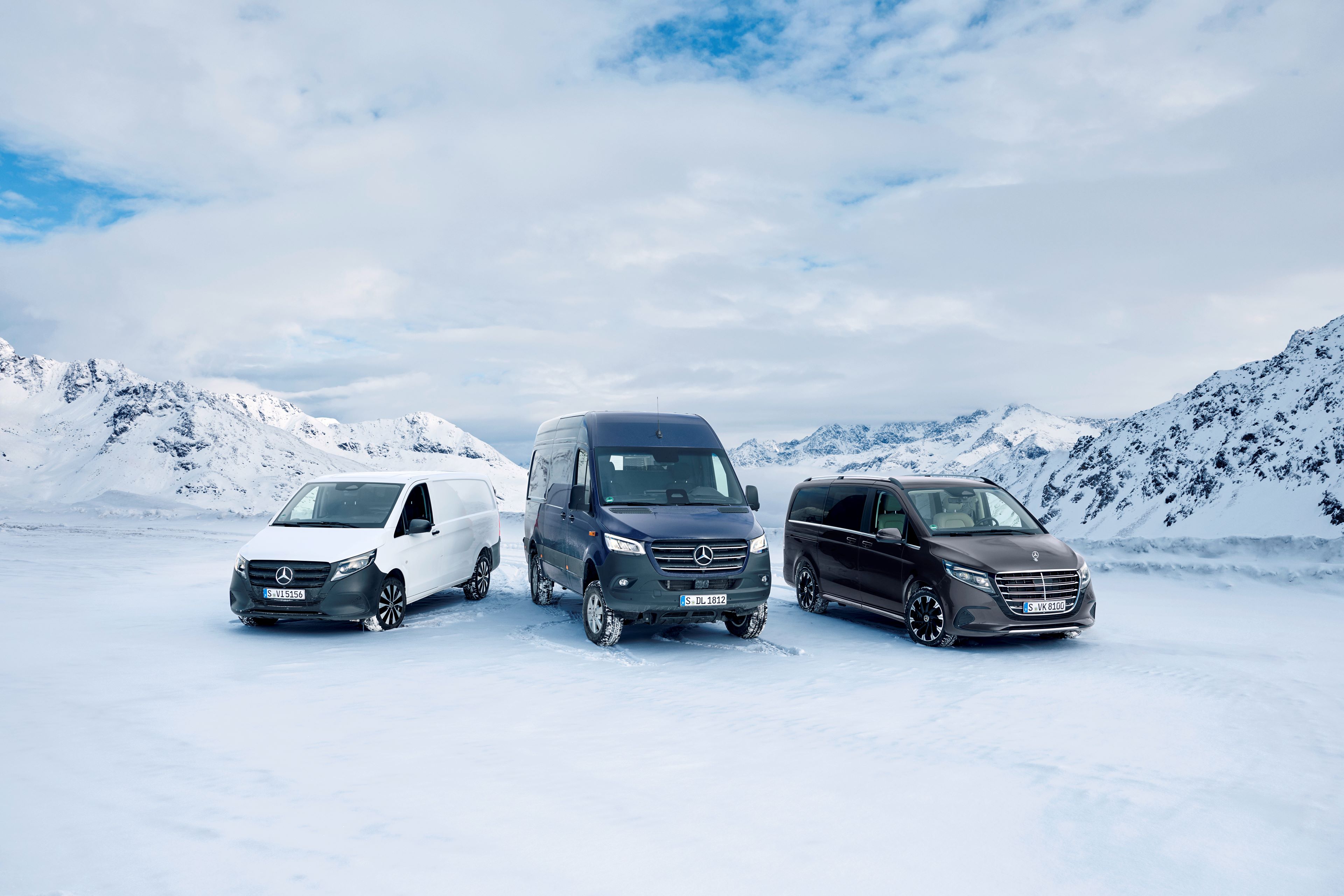 Sprinter Tourer, zárt dobozos és platós változat | 4x4 | Mercedes-Benz A Sprinter Tourer, a zárt dobozos és a platós kivitel havon áll.