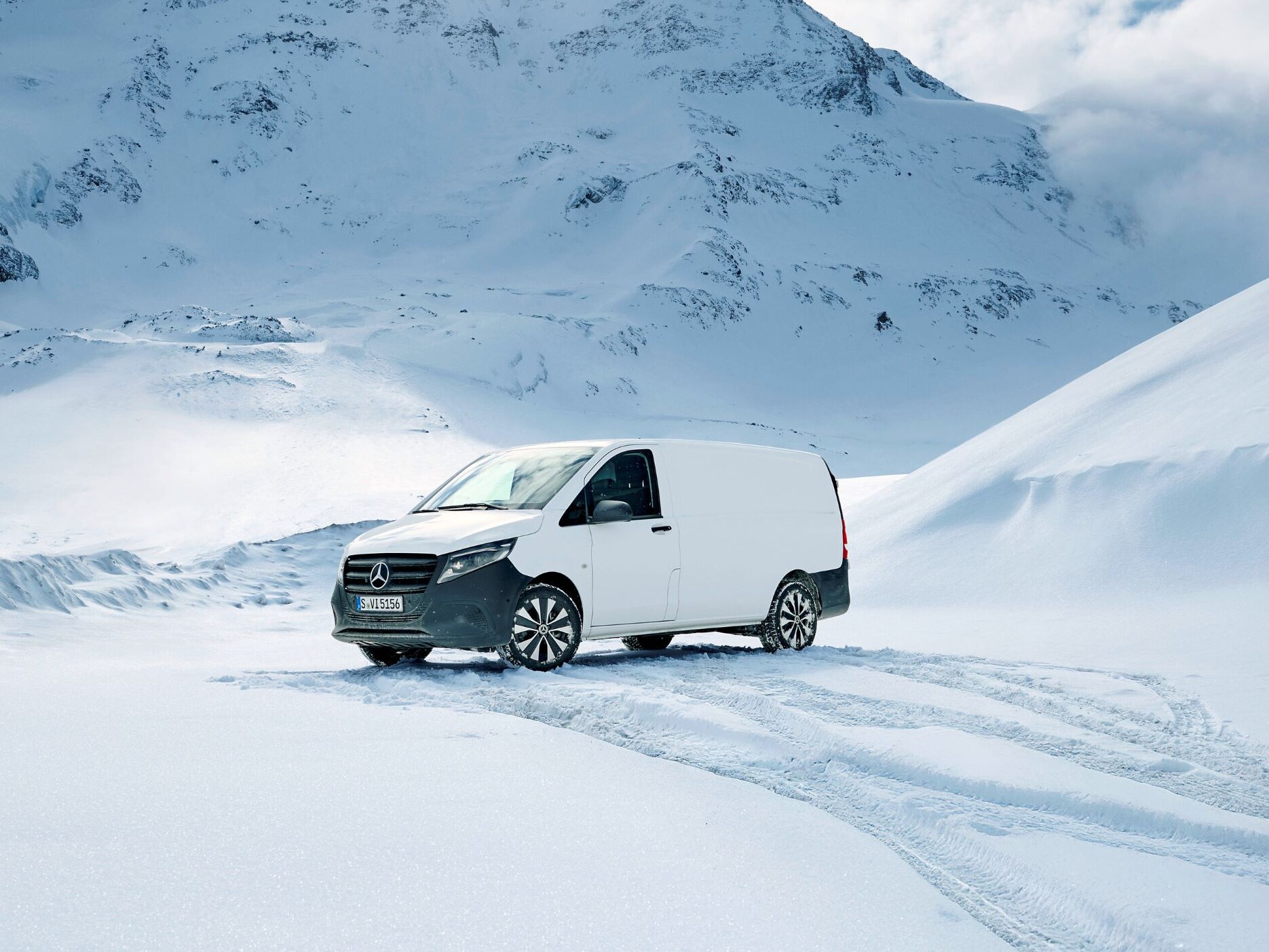 A Vito zárt áruszállító hátulja 4x4-es emblémával.