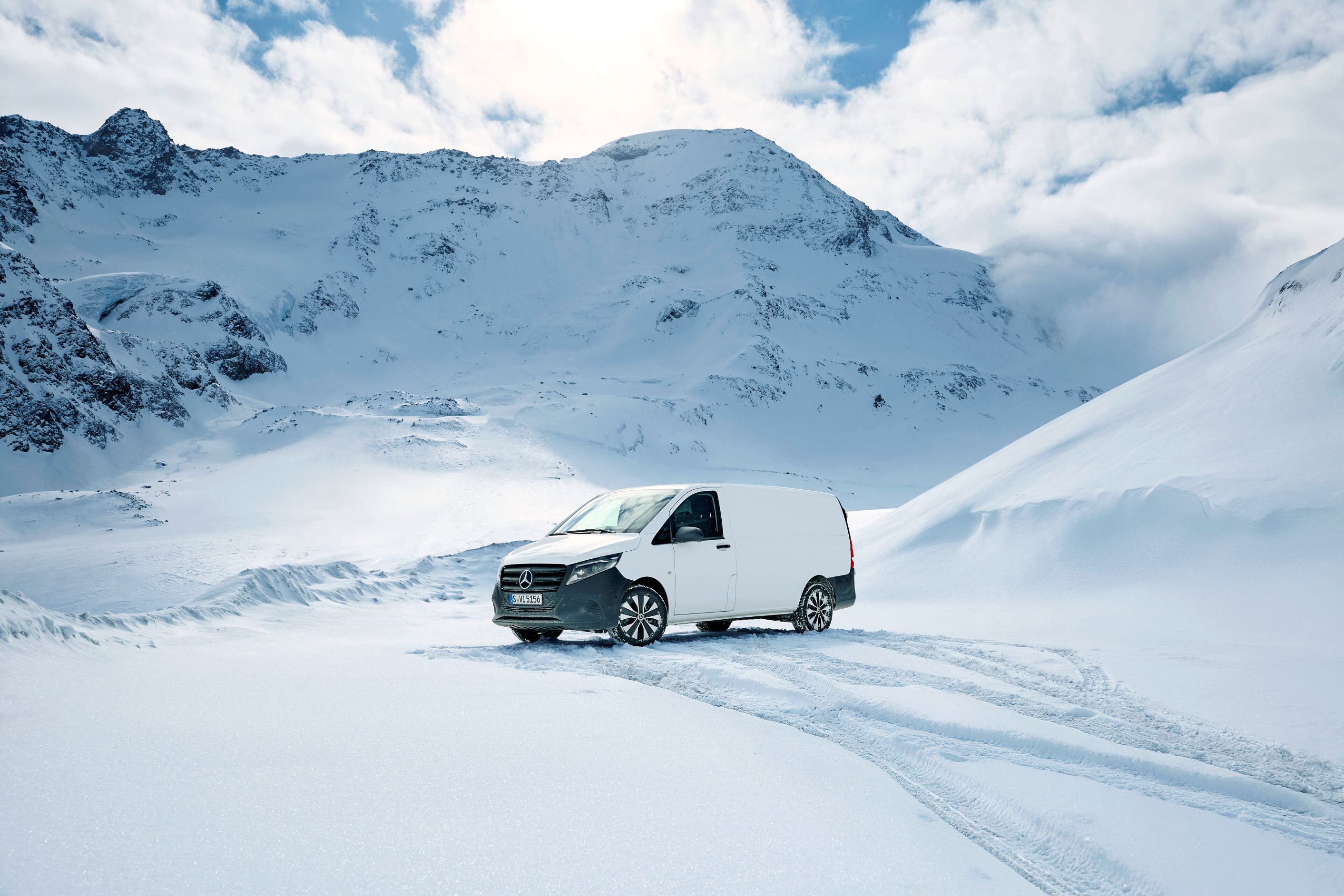 4x4 logó| 4x4 | Mercedes-Benz A Vito zárt áruszállító hátulja 4x4-es emblémával.