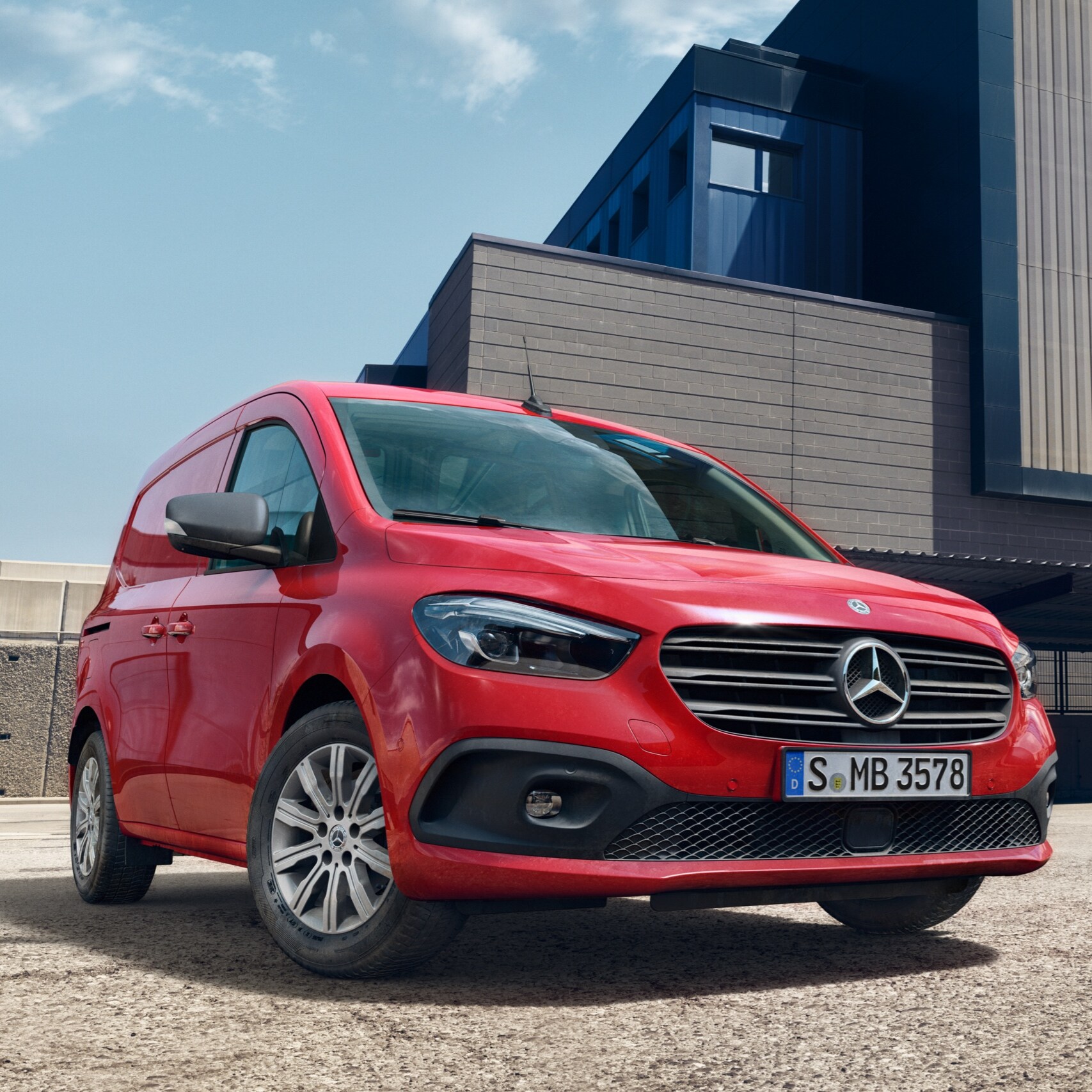 A Mercedes-Benz eCitan mint Tourer és zárt áruszállító egy ipari telephely előtt áll.