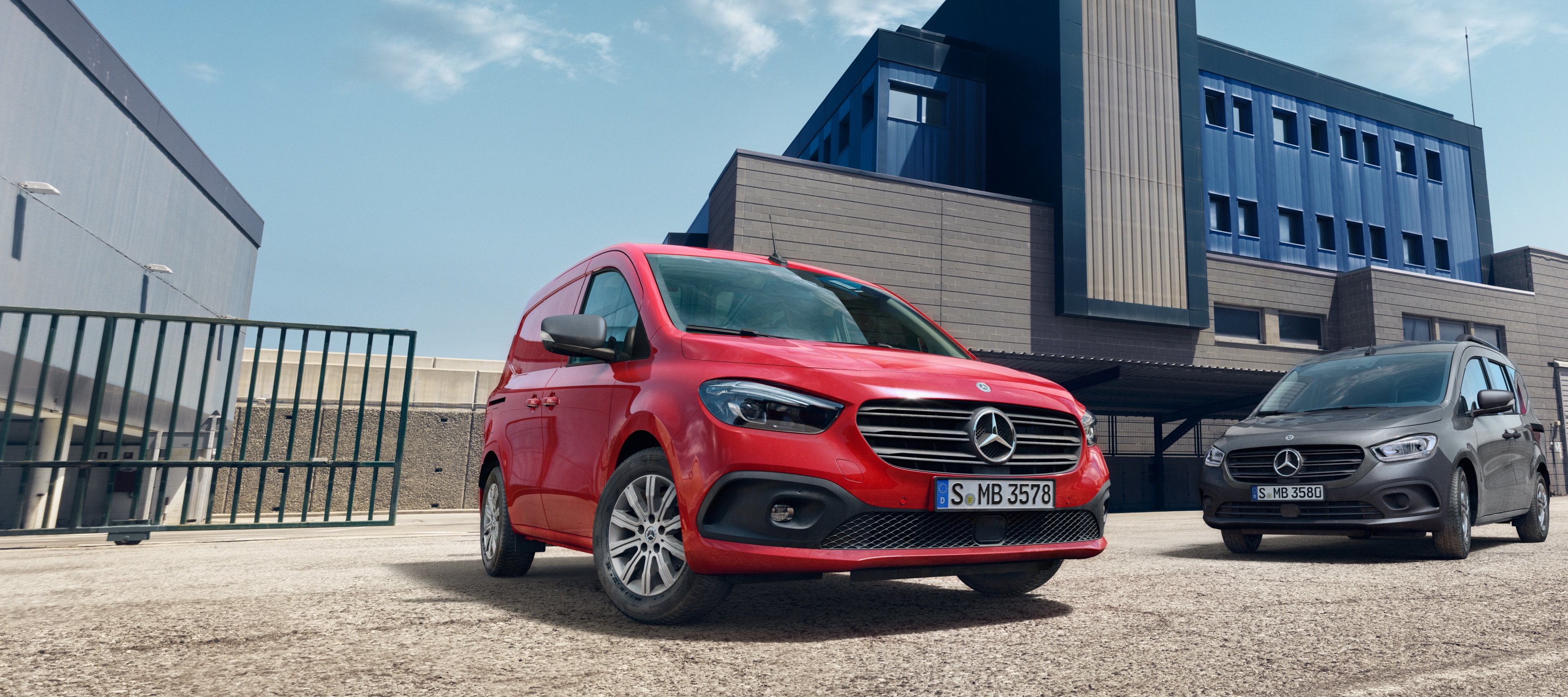 Citan | Mercedes-Benz kishaszongépjárművek A Mercedes-Benz eCitan mint Tourer és zárt áruszállító egy ipari telephely előtt áll.