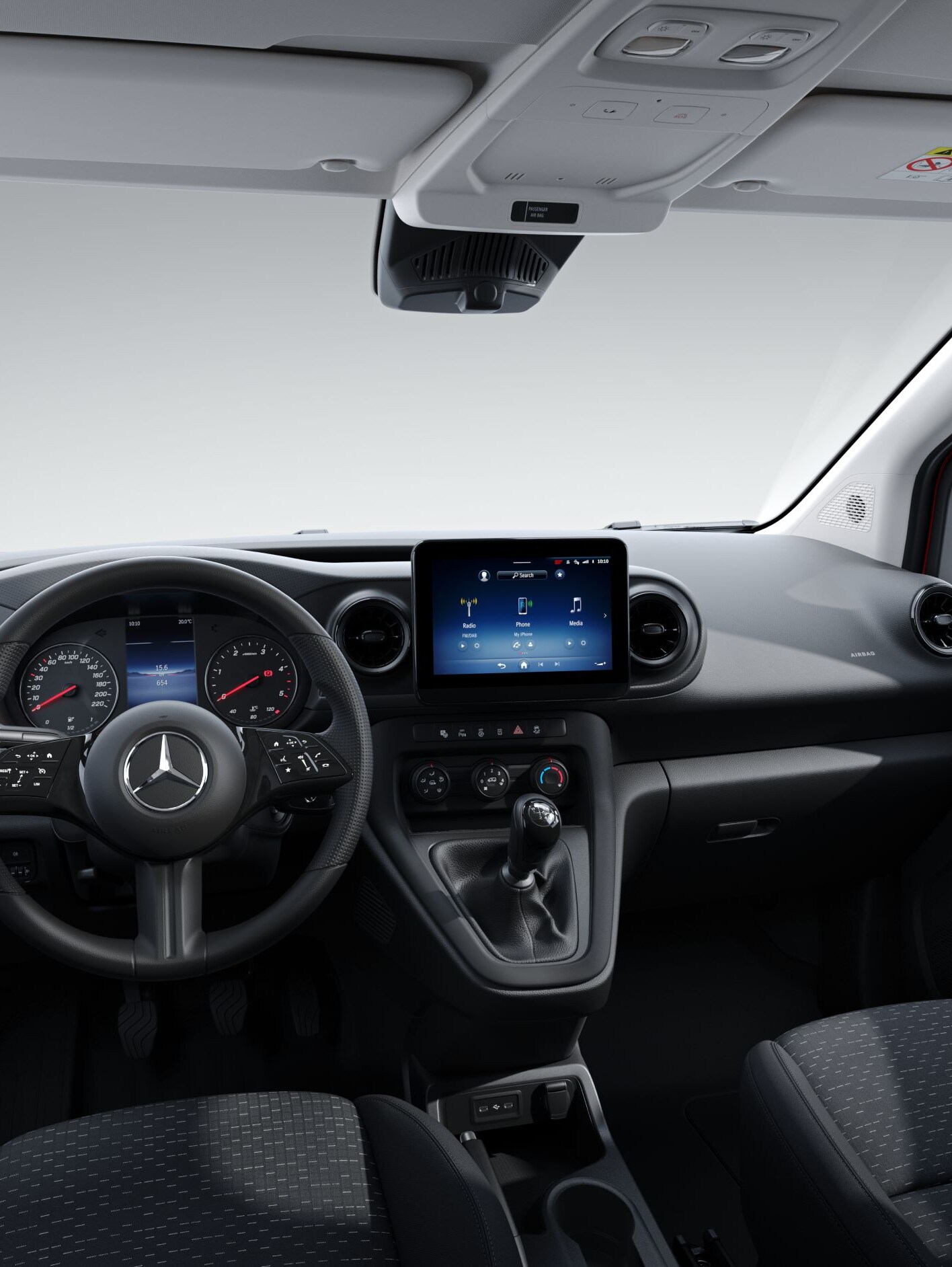 Emberi kéz kezeli a Mercedes-Benz Citan MBUX multimédiás rendszerének érintőképernyőjét.