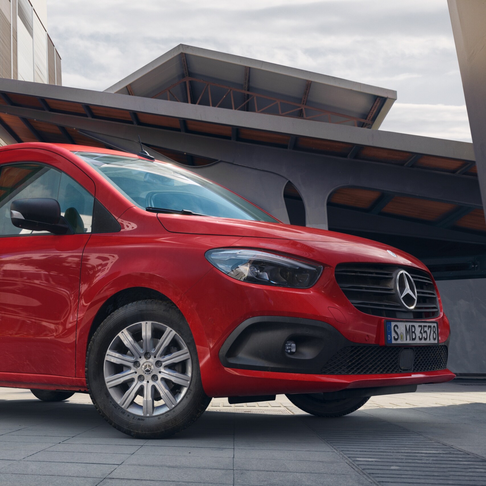 A Citan zárt áruszállító, a Mercedes-Benz kishaszongépjárműve egy logisztikai telephely előtt látható.