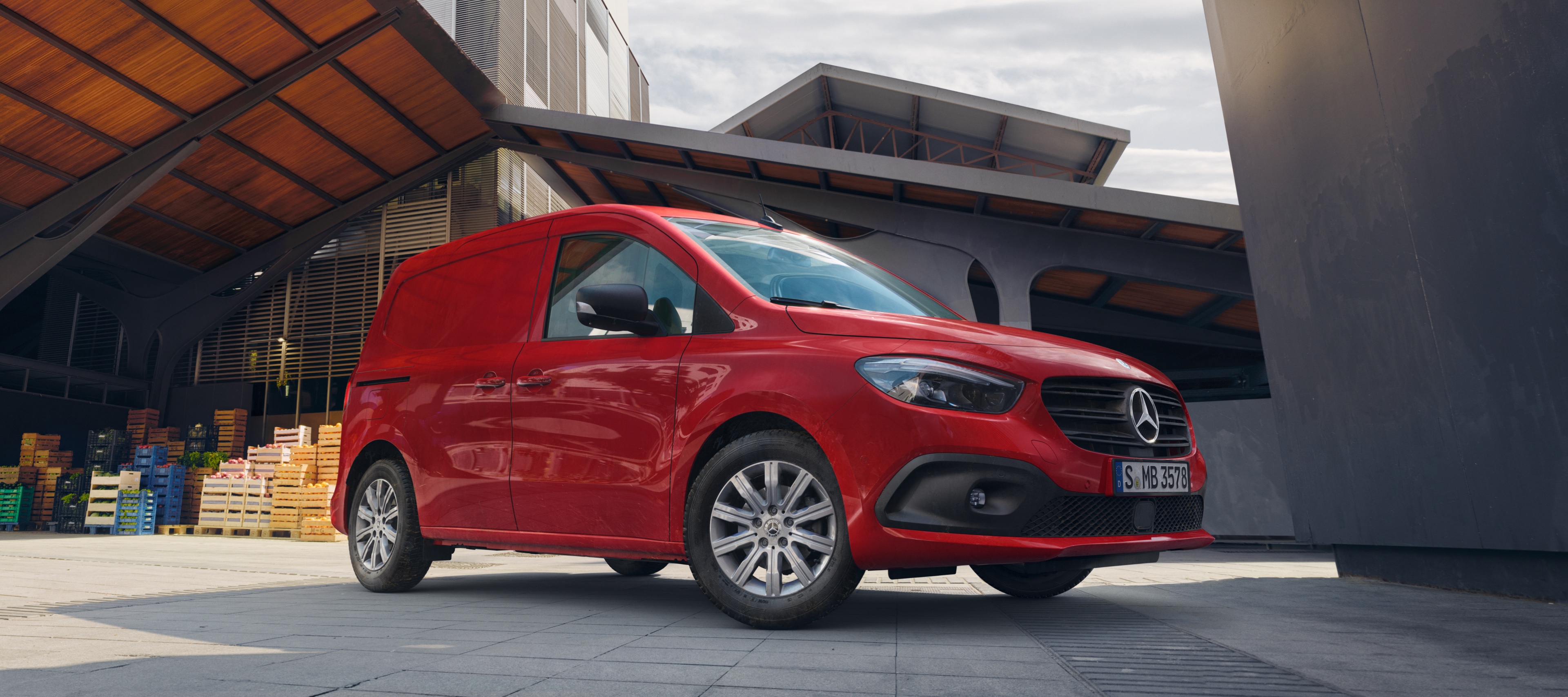 Citan zárt áruszállító | Mercedes-Benz kishaszongépjárművek A Citan zárt áruszállító, a Mercedes-Benz kishaszongépjárműve egy logisztikai telephely előtt látható.