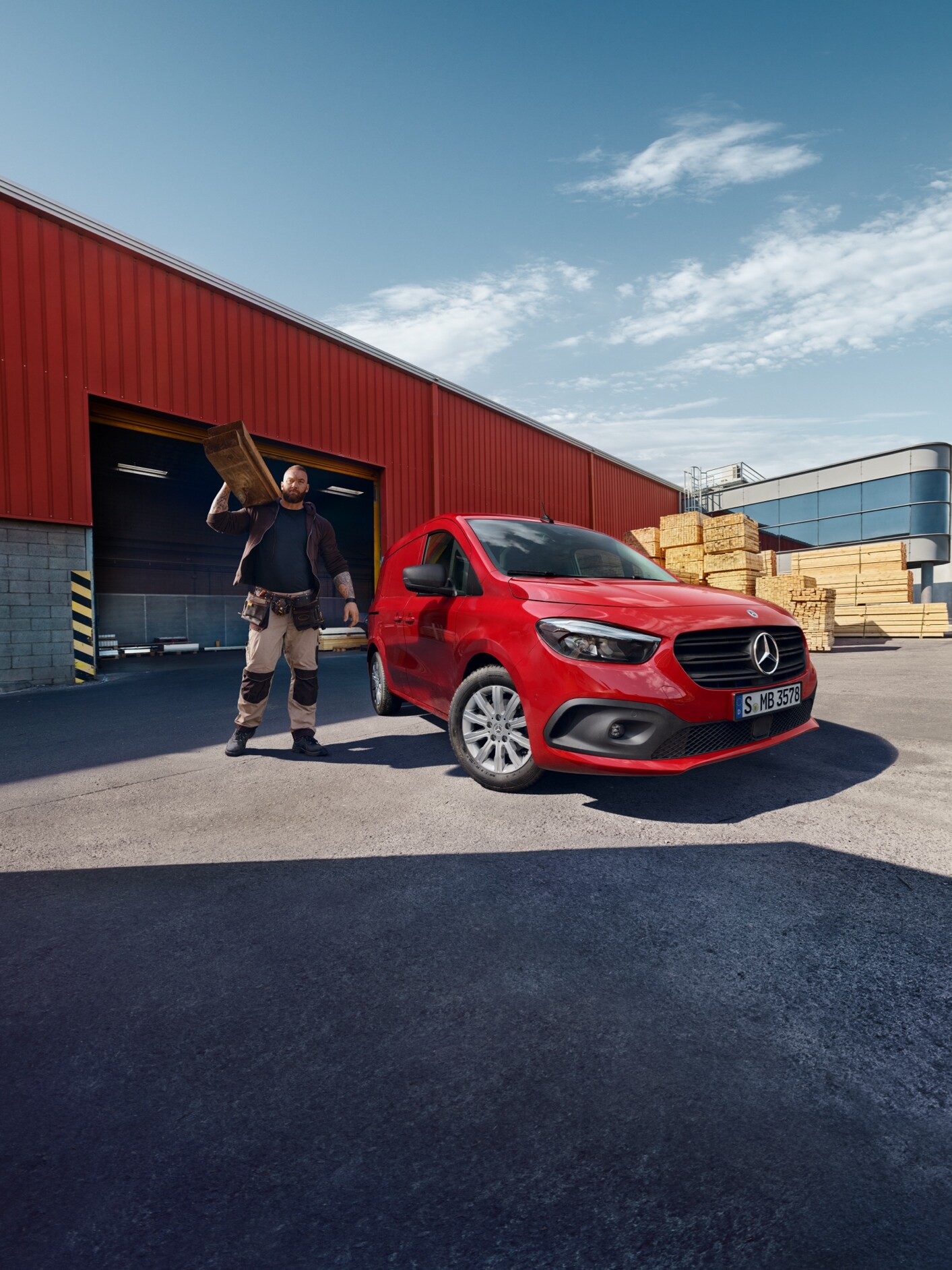 Egy Mercedes-Benz eCitan zárt áruszállító áll egy logisztikai telephelyen.