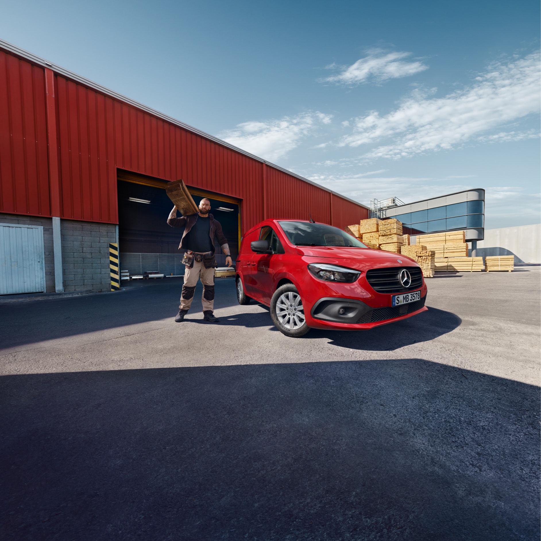 A Citan megbízhatósága | Mercedes-Benz kishaszongépjárművek Egy Mercedes-Benz eCitan zárt áruszállító áll egy logisztikai telephelyen.