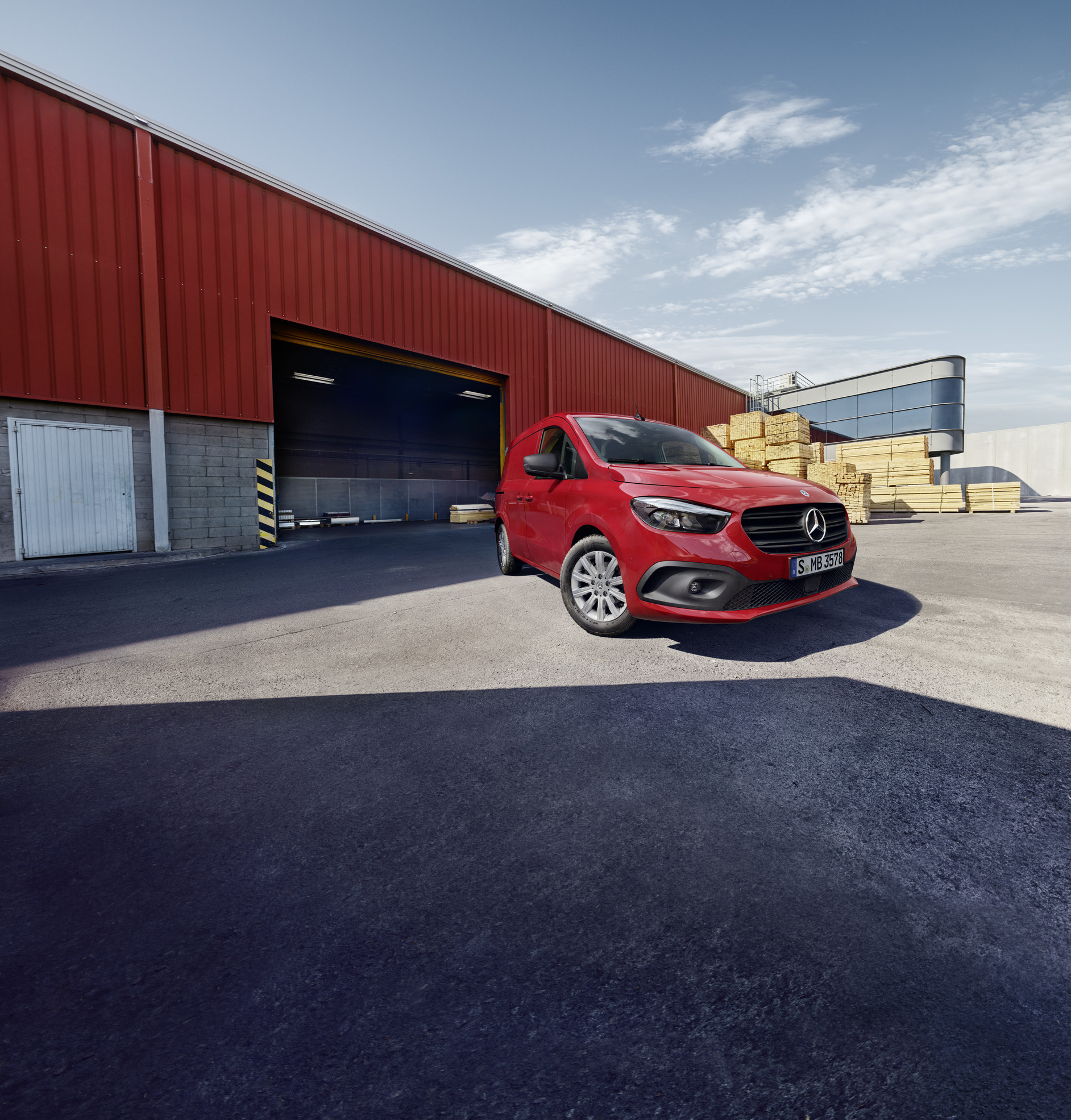 A Citan megbízhatósága | Mercedes-Benz kishaszongépjárművek Egy Mercedes-Benz eCitan zárt áruszállító áll egy logisztikai telephelyen.