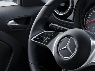 A Mercedes-Benz Citan zárt áruszállító tempomatjának érintőképernyős kezelőpaneljei.