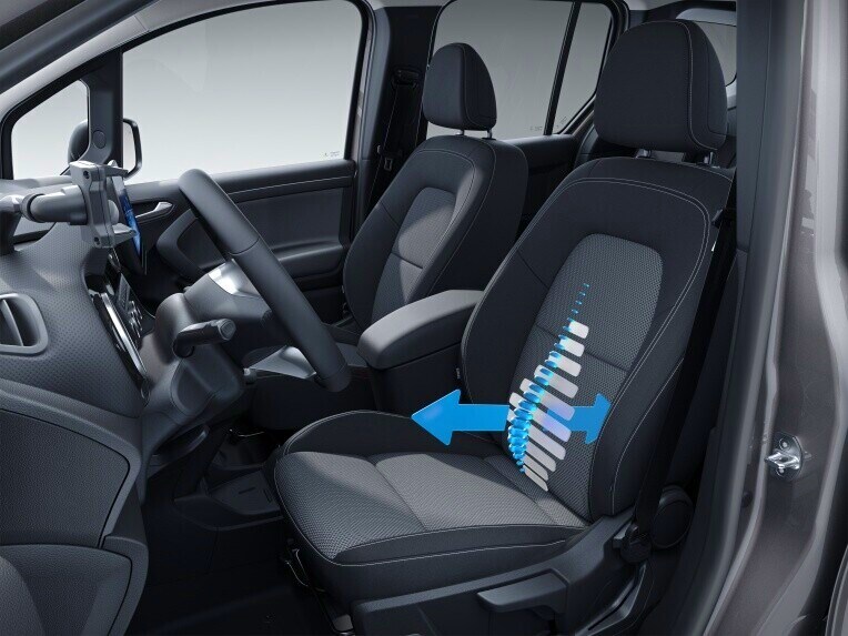 A Mercedes-Benz Citan zárt áuszállító állítható magasságú, deréktámasszal ellátott vezetőülése.