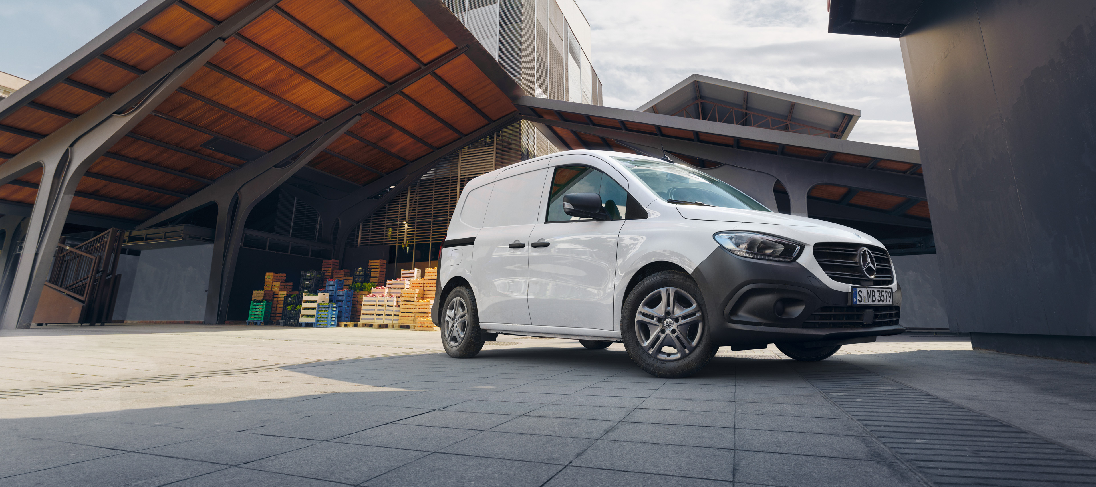 Lízingek és finanszírozás | Citan zárt áruszállító | Mercedes-Benz A Mercedes-Benz Citan zárt áruszállító a városban egy házfal előtt.