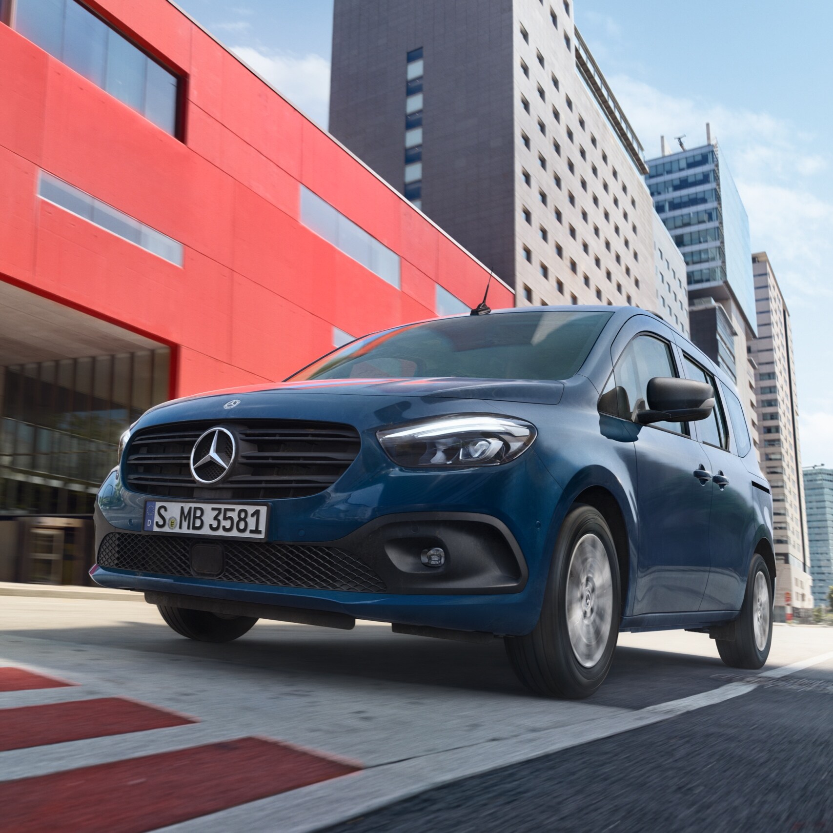 A Mercedes-Benz Citan Tourer utasokat szállít.