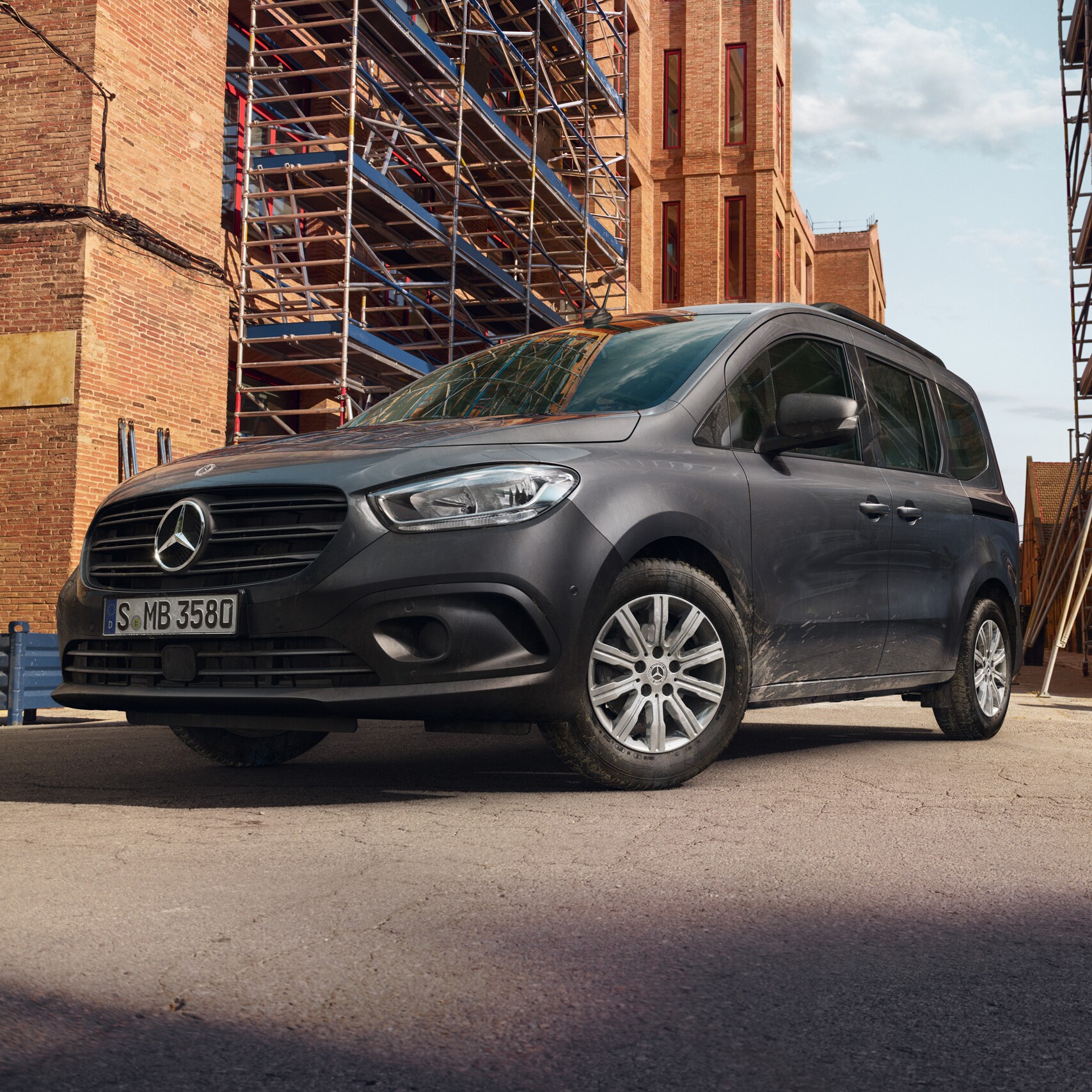 Egy építkezésen parkoló Mercedes-Benz Citan Tourer.