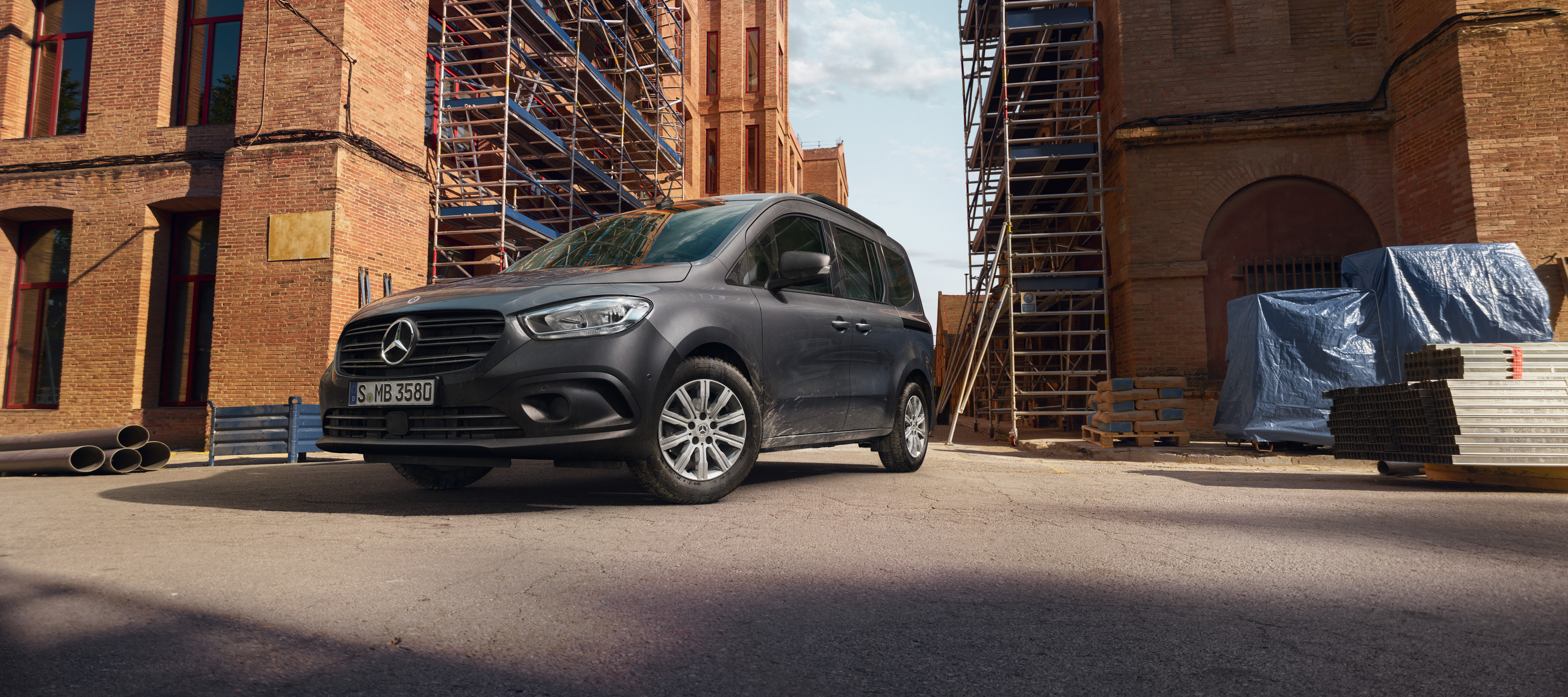 Lízing és finanszírozás | Citan Tourer | Mercedes-Benz Egy építkezésen parkoló Mercedes-Benz Citan Tourer.