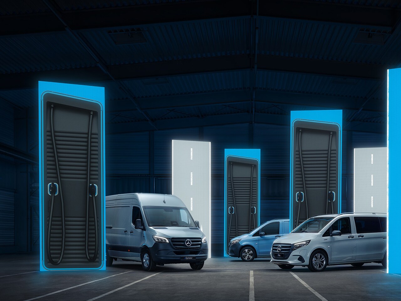  Mercedes-Benz elektromos kishaszongépjárművek intelligens töltési megoldásokkal egy csúcstechnológiás logisztikai környezetben.
