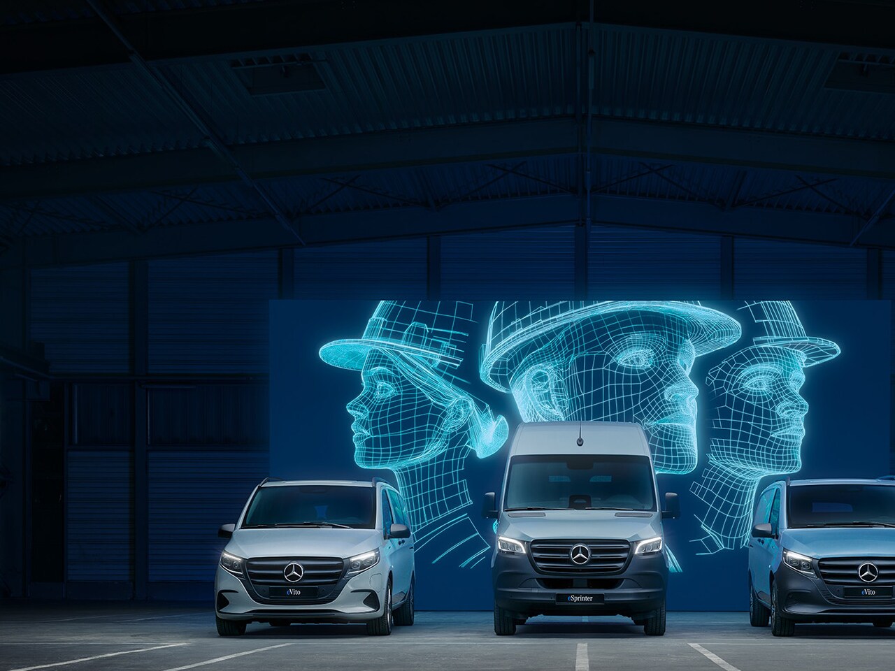 Digitális hálózati kapcsolattal rendelkező Mercedes-Benz elektromos kishaszongépjárművek egy modern raktárkörnyezetben.