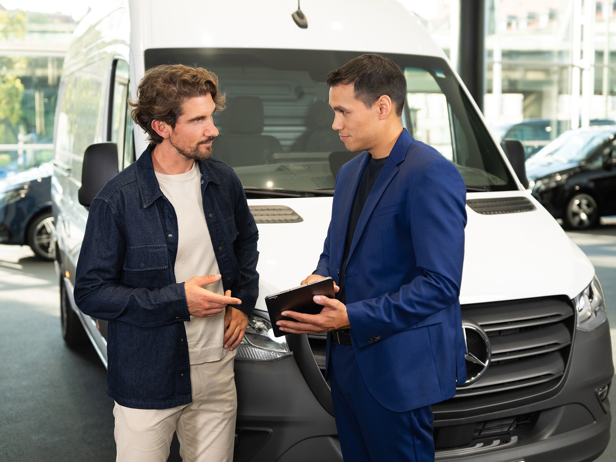 Mercedes-Benz kishaszongépjárműveivel kapcsolatos tanácsadás a bemutatóteremben, az ügyfélközpontú szolgáltatás előtérbe helyezésével.