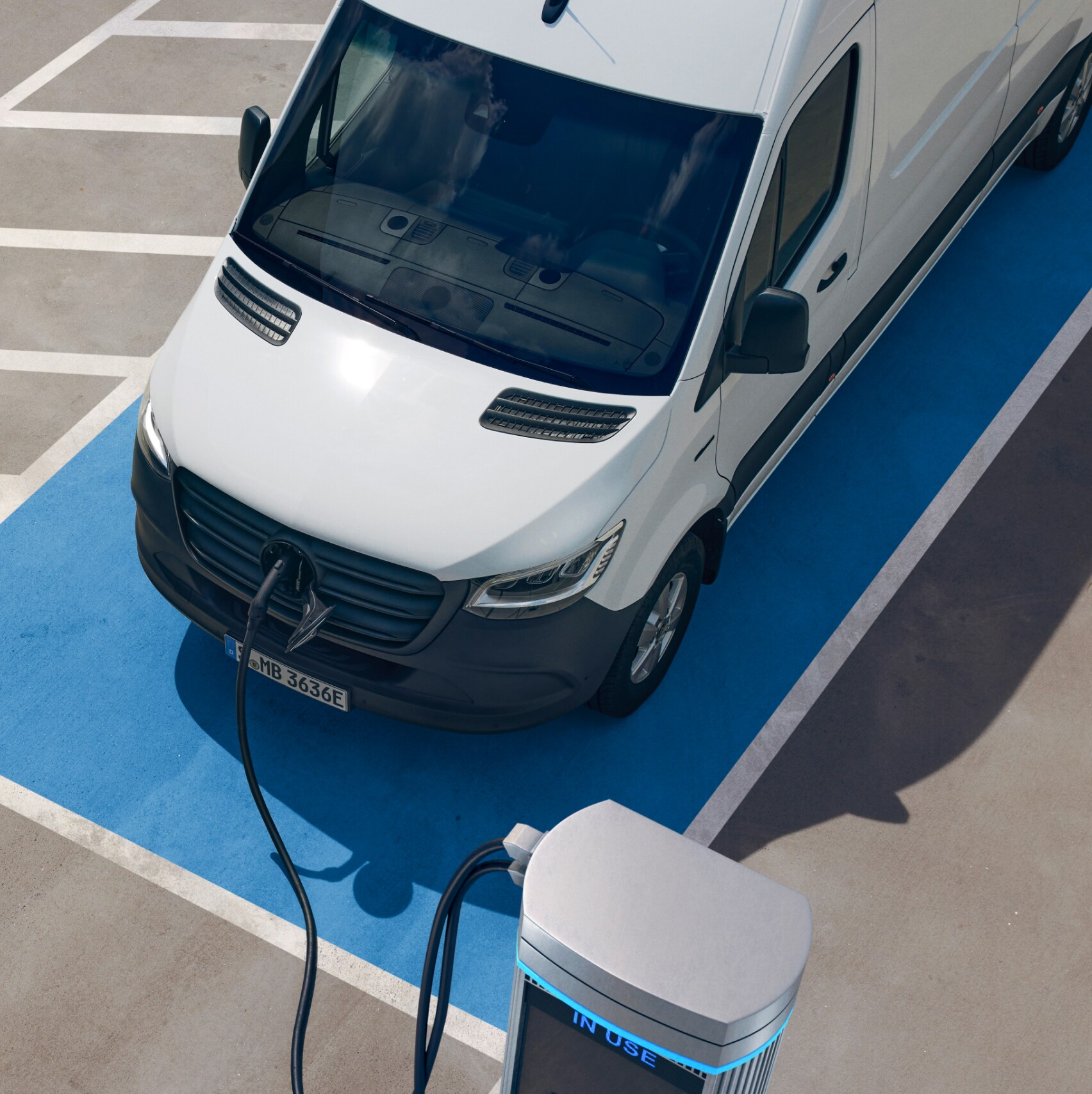 A Mercedes-Benz eSprinter zárt áruszállító egy töltőállomáson.