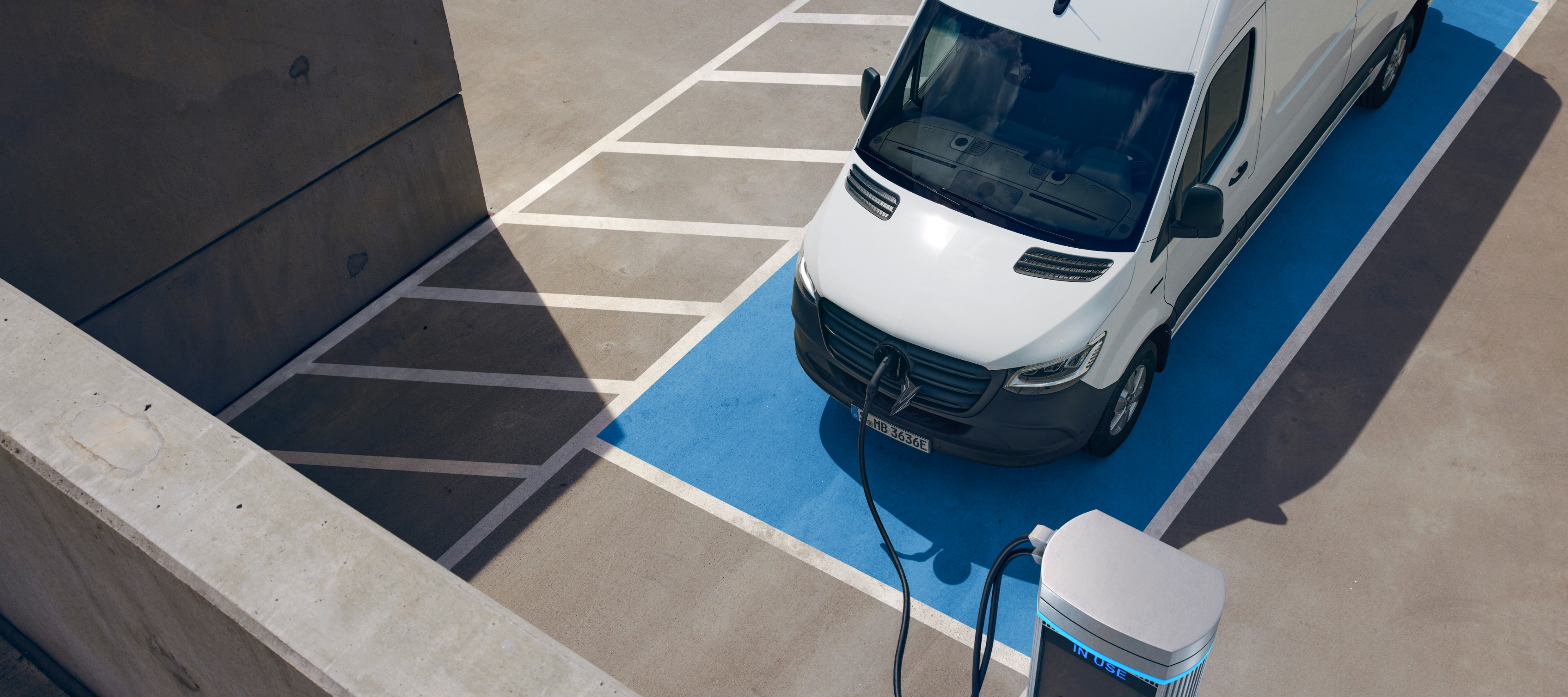 Járműösszehasonlítás | eSprinter zárt áruszállító | Mercedes-Benz A Mercedes-Benz eSprinter zárt áruszállító egy töltőállomáson.