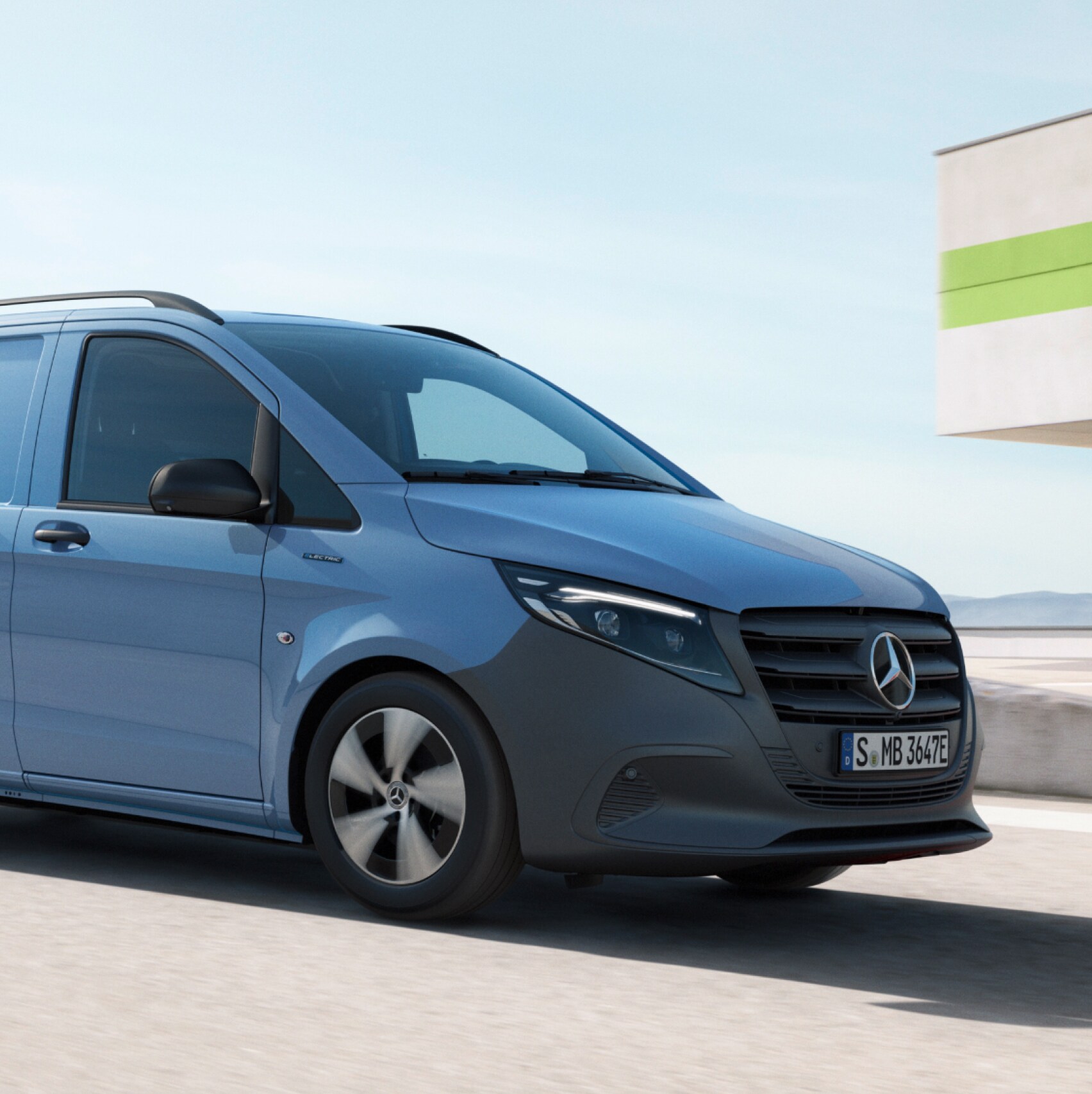 A Mercedes-Benz eVito zárt áruszállító egy parkolóház tetején.