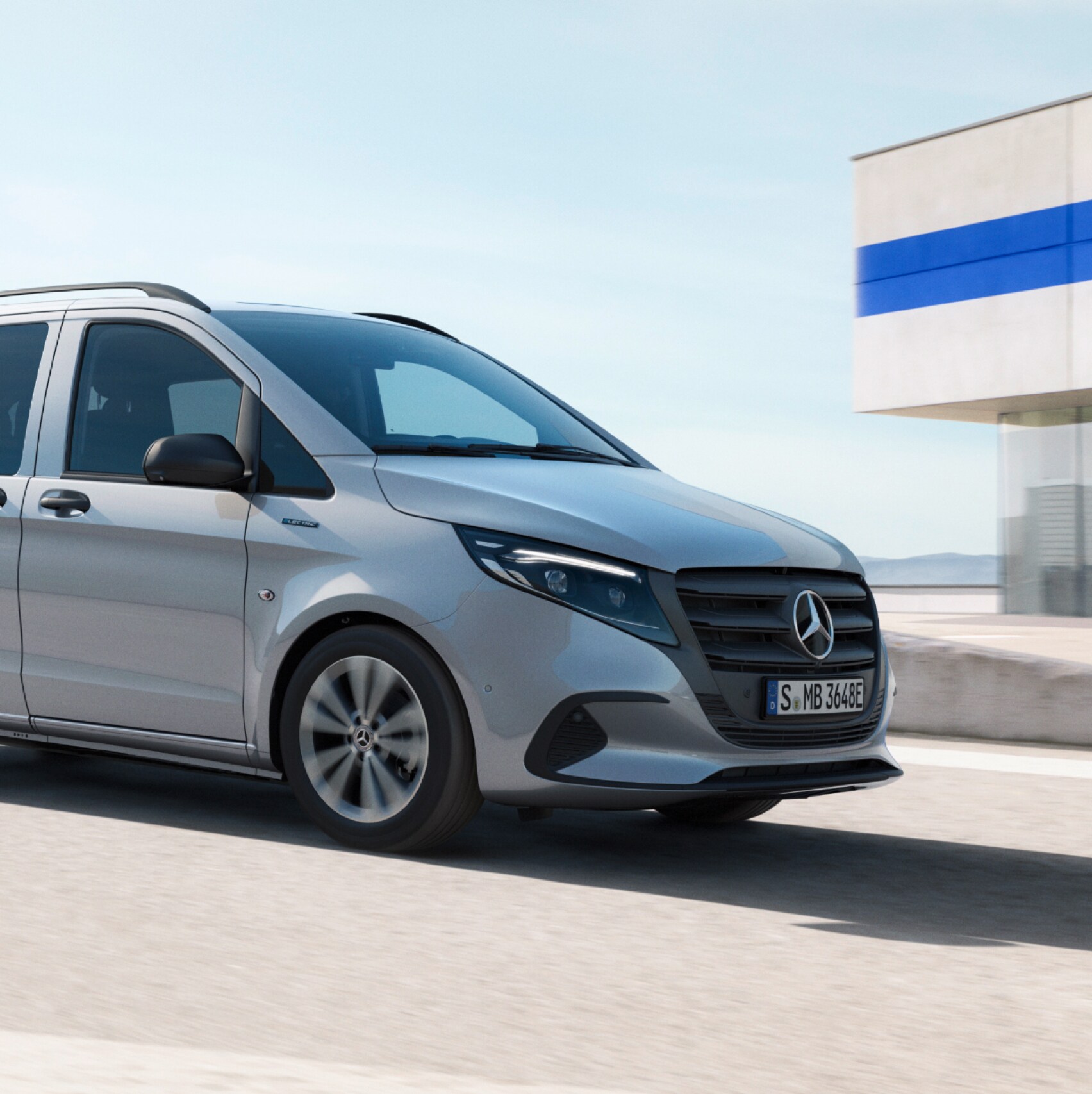 A Mercedes-Benz eVito Tourer egy parkolóház tetején.