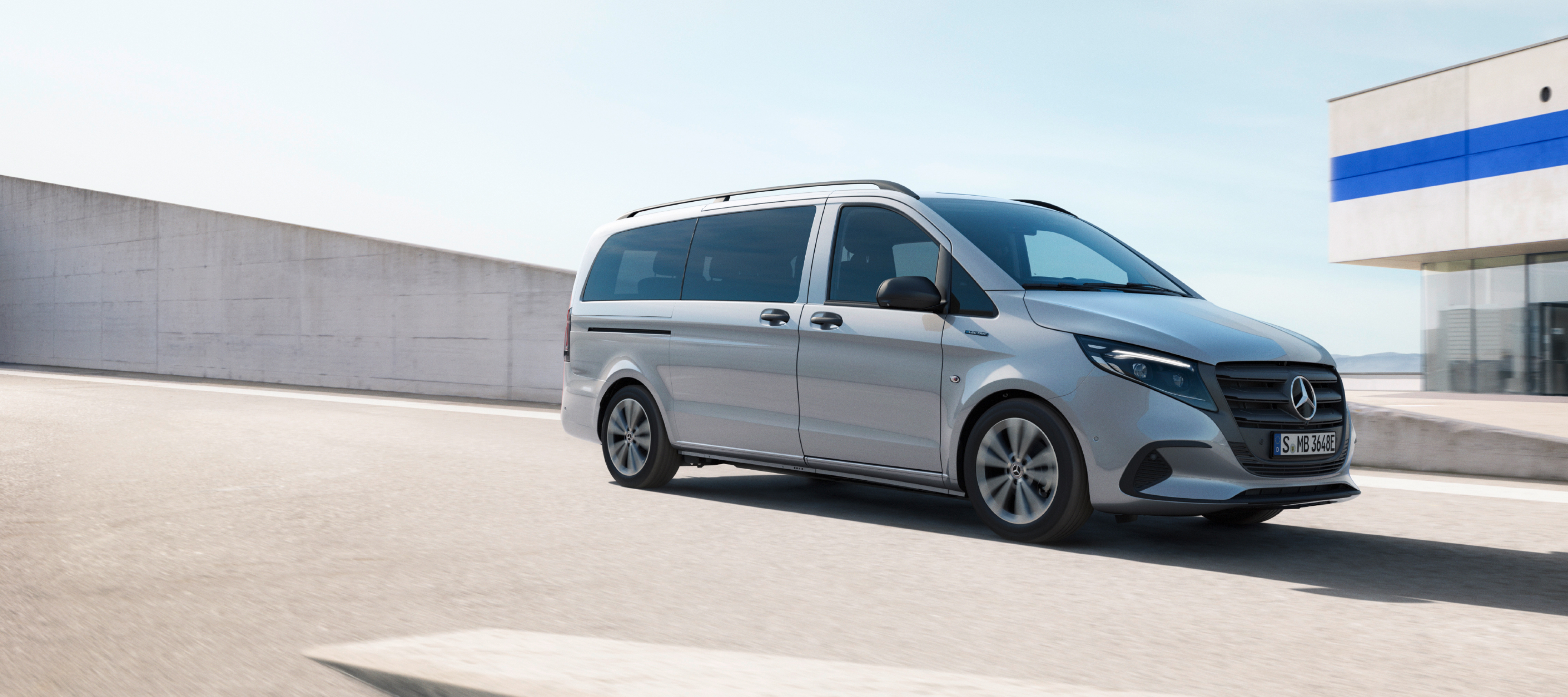 Járműösszehasonlítás | eVito Tourer | Mercedes-Benz A Mercedes-Benz eVito Tourer egy parkolóház tetején.