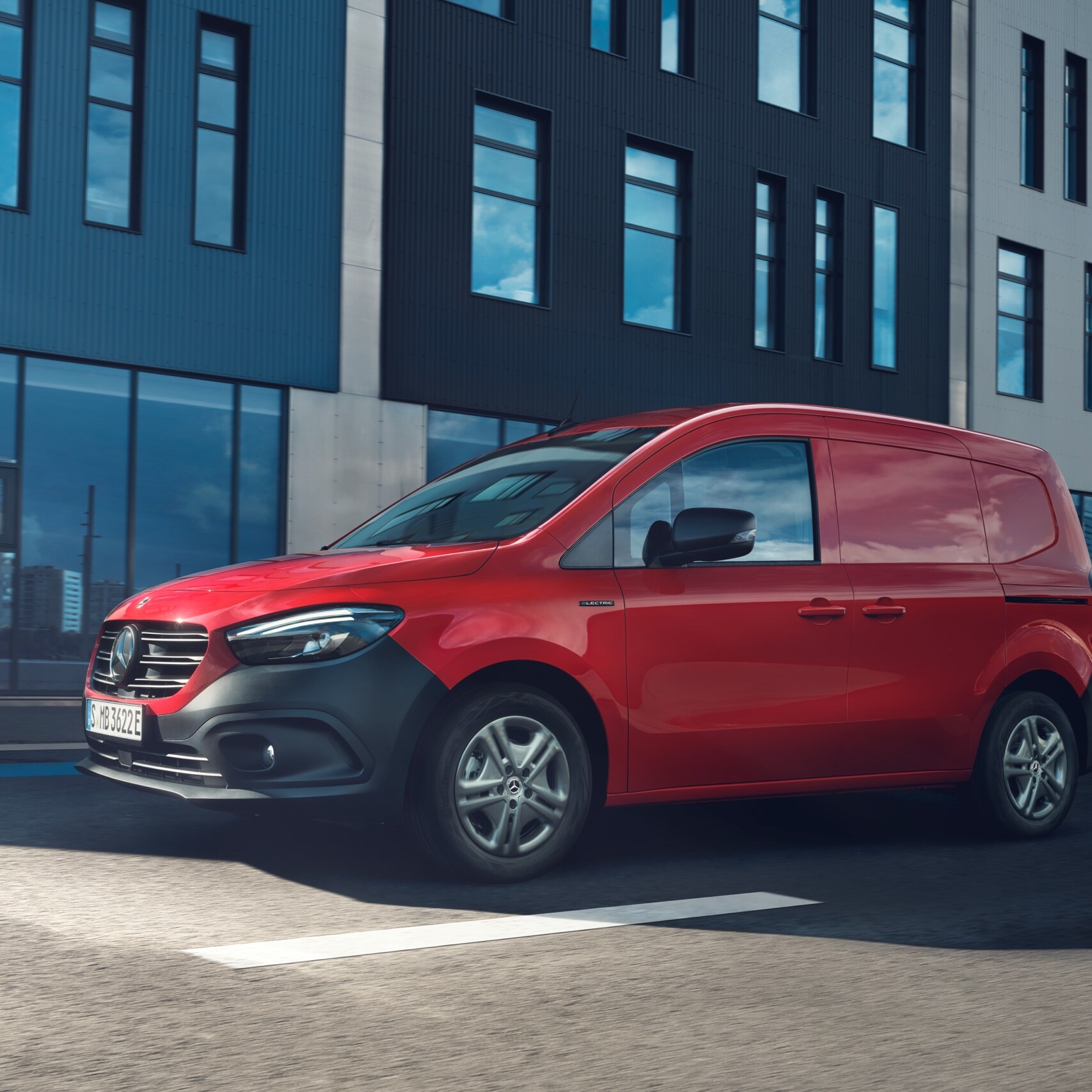 A Mercedes-Benz eCitan zárt áruszállító akcióban.