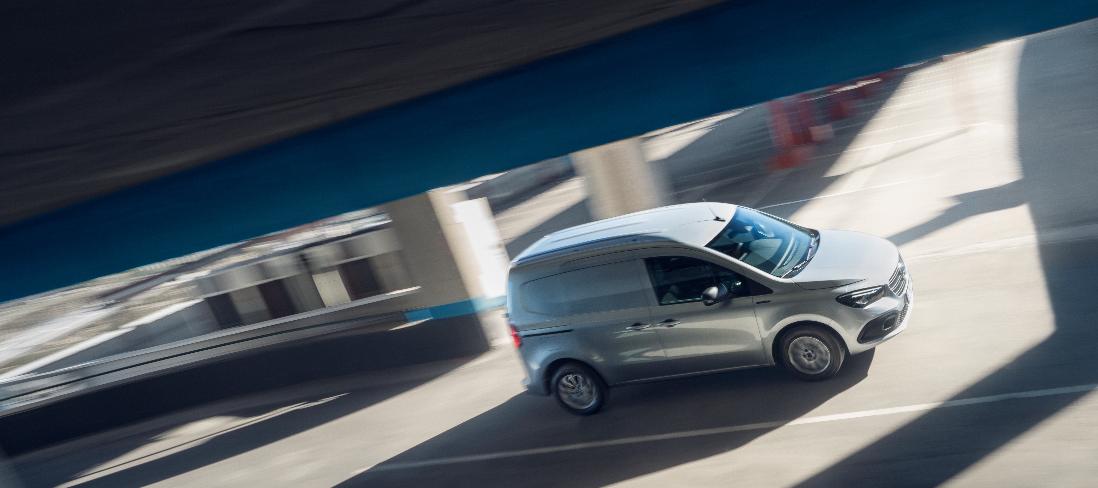 Lízing és finanszírozás | eCitan zárt áruszállító | Mercedes-Benz A Mercedes-Benz eCitan zárt áruszállító egy többszintes parkolóházban.