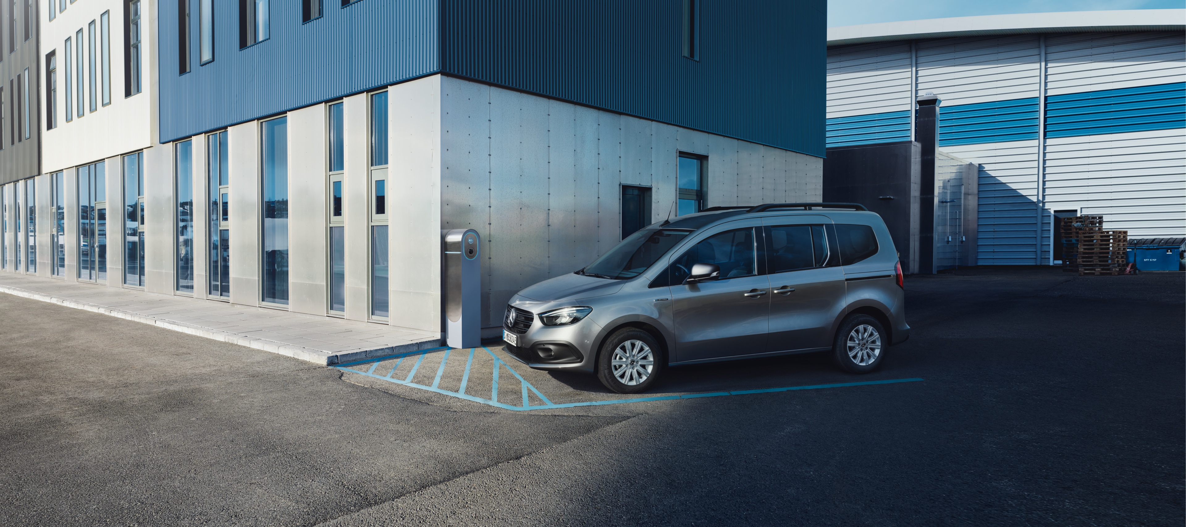 Lízing és finanszírozás | eCitan Tourer | Mercedes-Benz A Mercedes-Benz eCitan Tourer egy töltőállomáson.