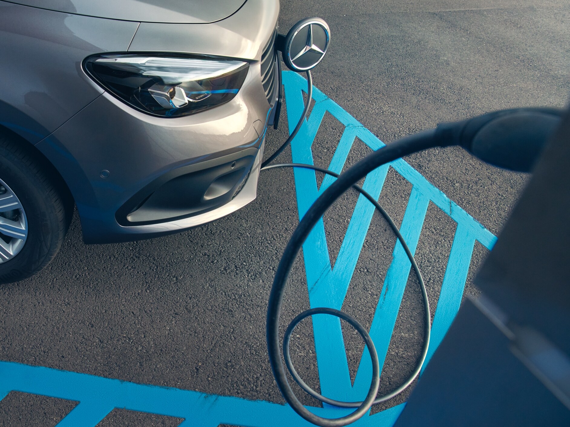 A Mercedes-Benz eCitan Tourer töltése.