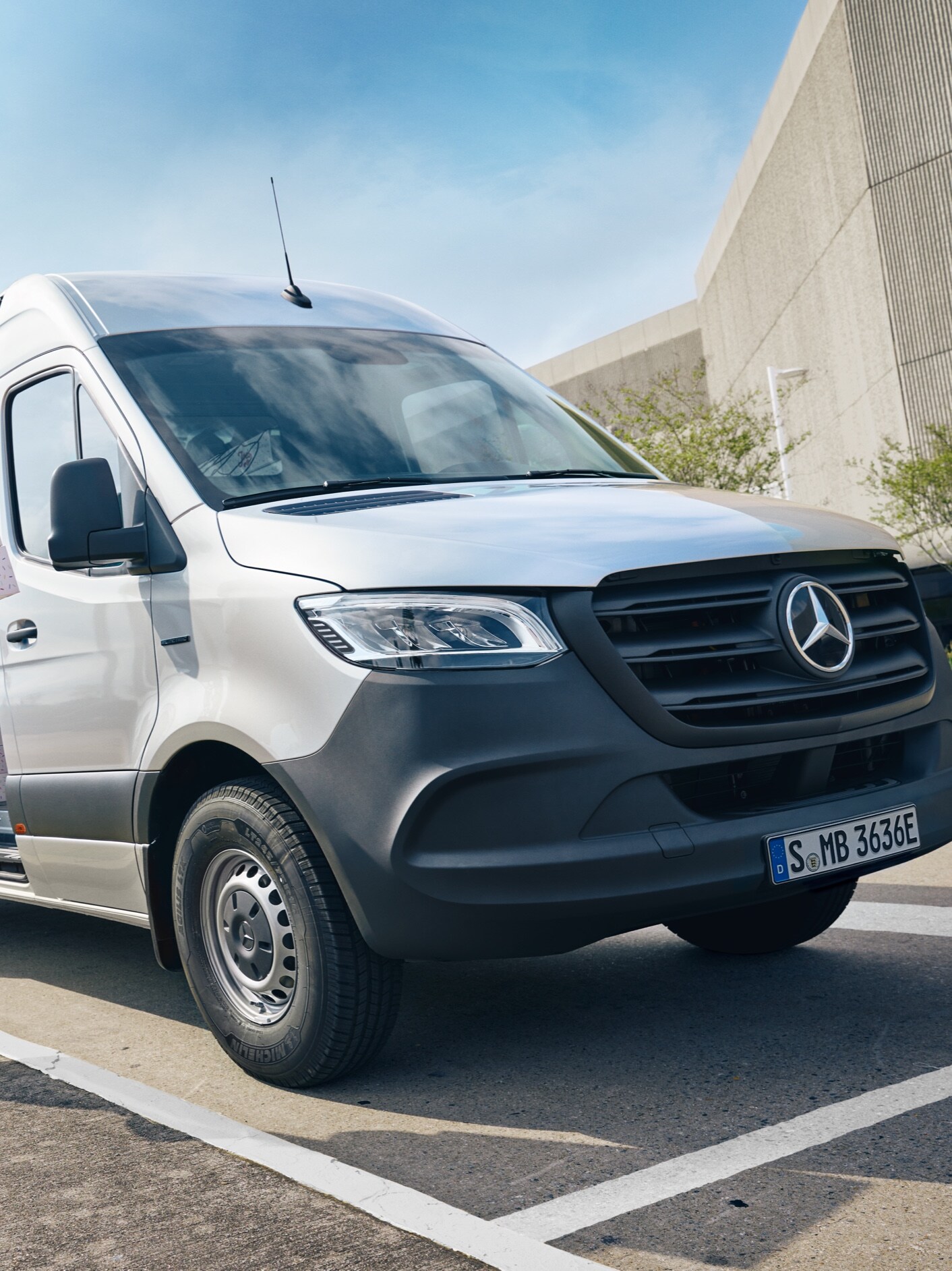 Egy Mercedes-Benz eSprinter zárt áruszállító a VanSolution ipari megoldásával.