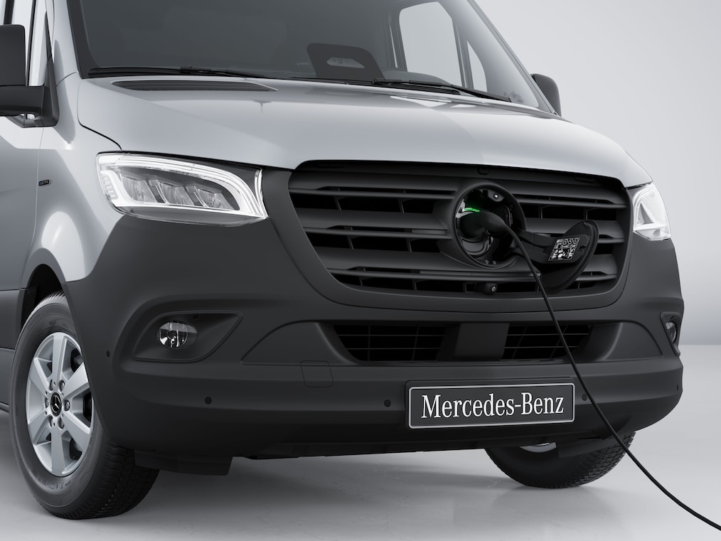 A Mercedes-Benz eSprinter alváz töltőaljzata csatlakoztatott töltőkábellel.