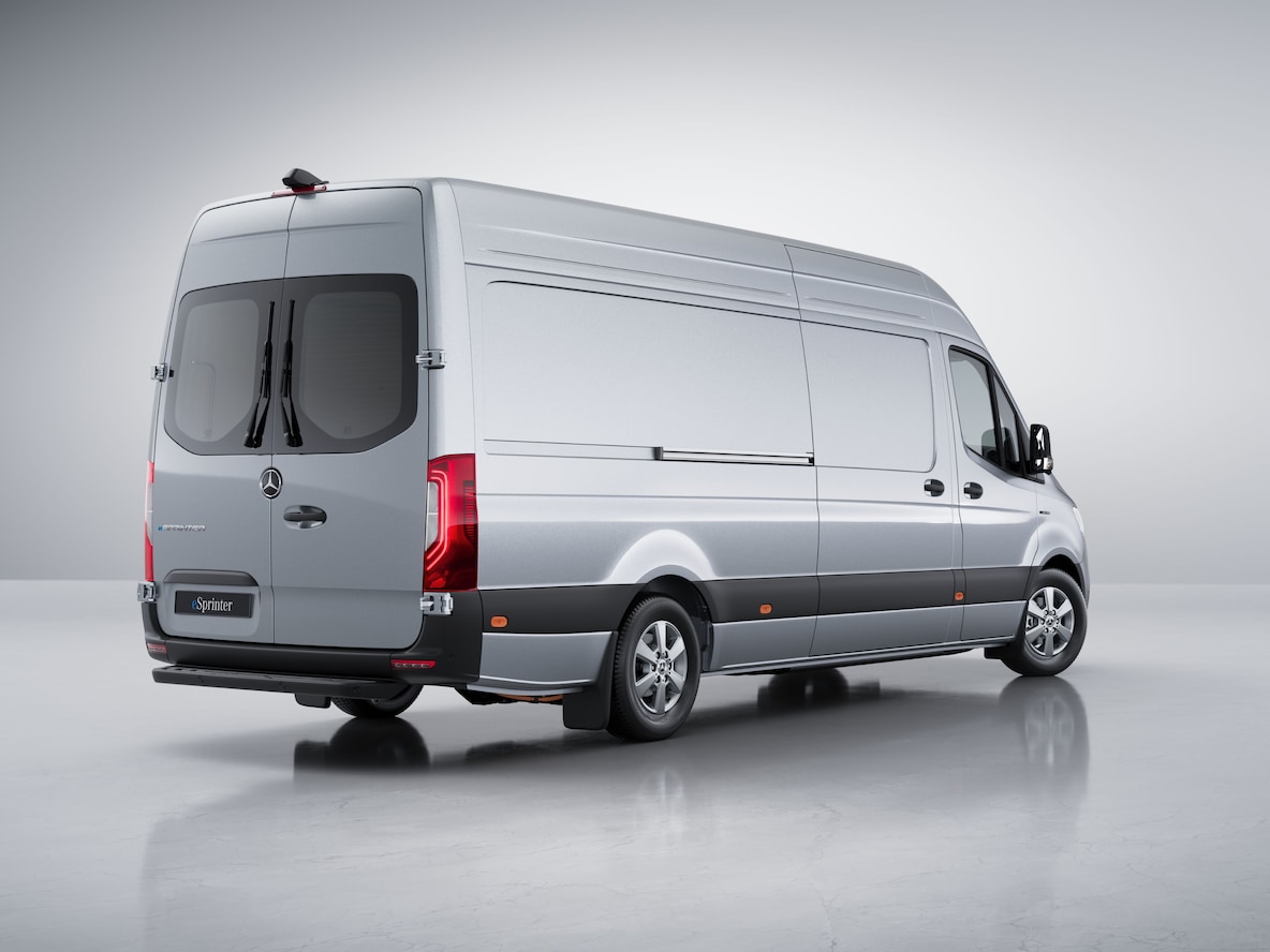 A Mercedes-Benz eSprinter zárt áruszállító külső megjelenése.