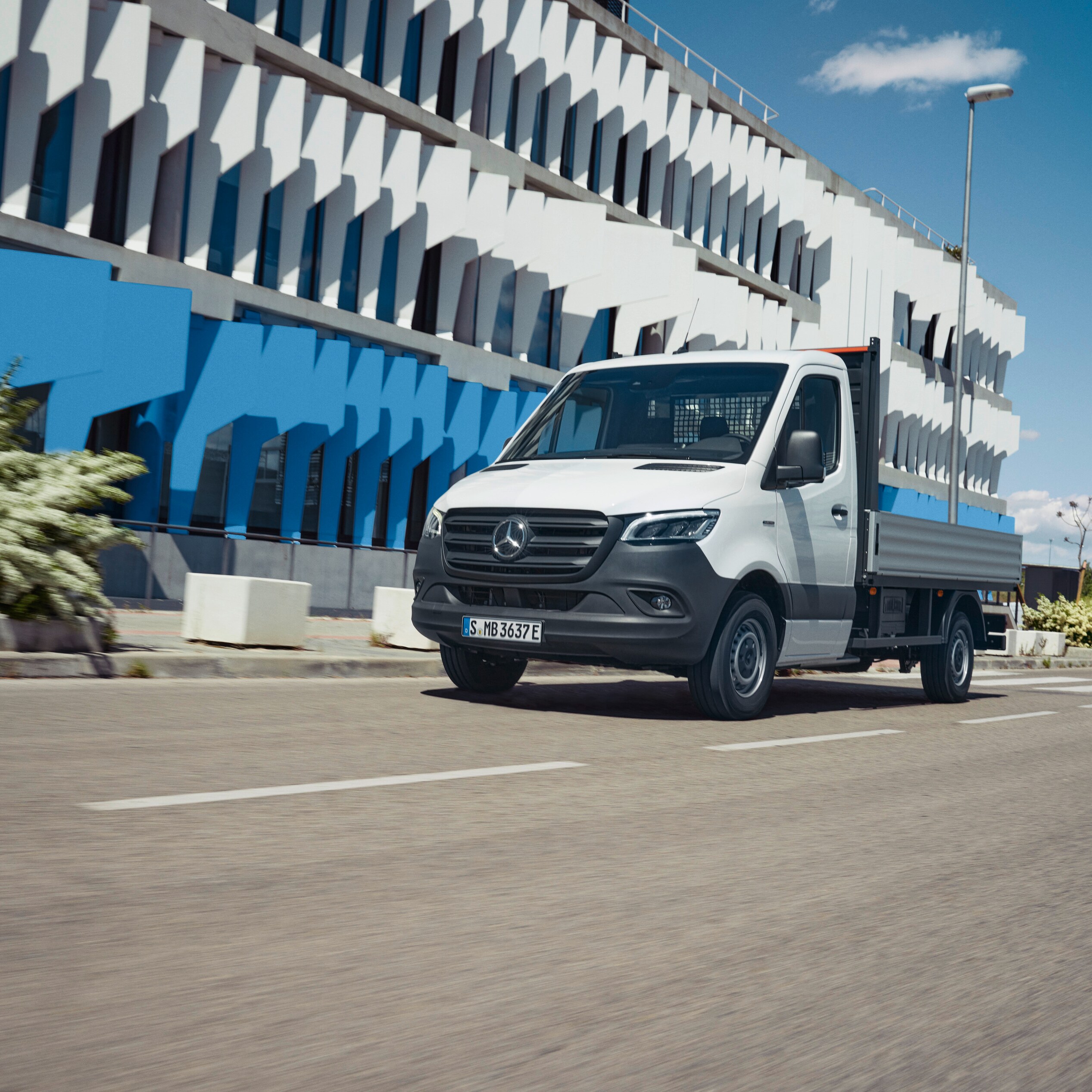 A Mercedes-Benz platós gépjármű.