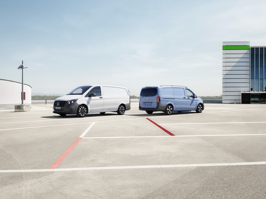 A Vito zárt áruszállító és az eVito zárt áruszállító egy nyitott parkolóházban, modern kereskedelmi környezetben.