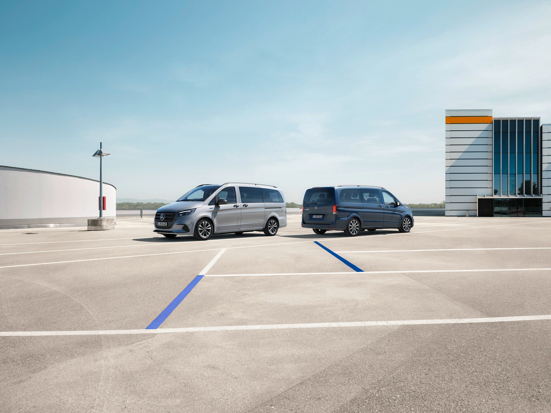 A Vito Tourer és az eVito Tourer egy parkolóban áll.