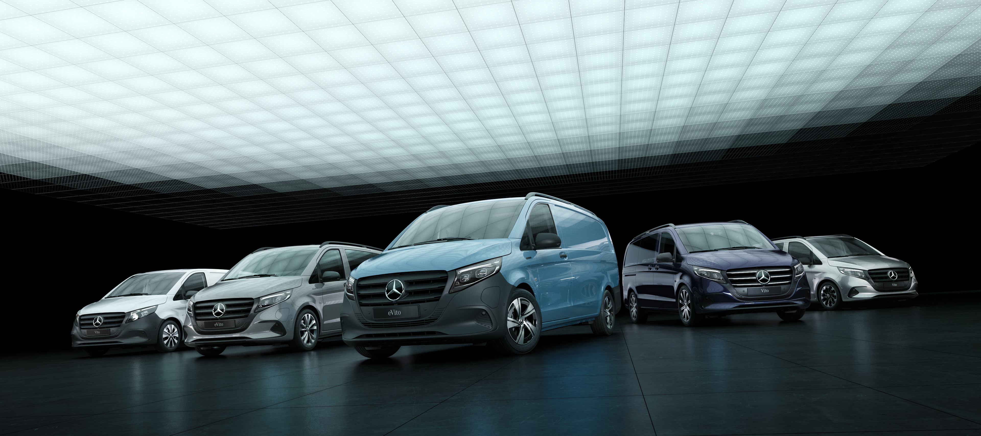 Vito és eVito | Mercedes-Benz kishaszongépjárművek Az új Mercedes-Benz eVito és Vito modellek egy hangulatosan megvilágított csarnokban láthatók.