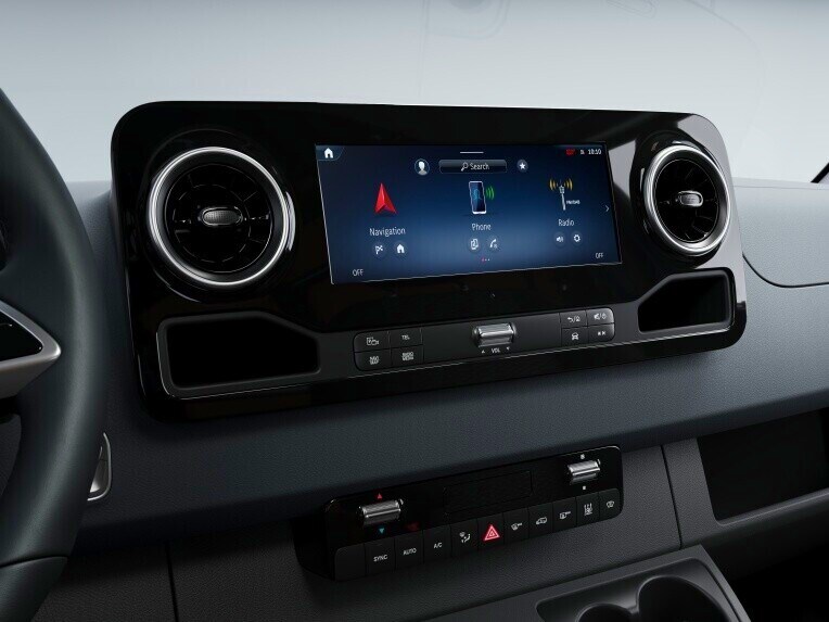 Az MBUX (Mercedes-Benz User Experience) intelligens és bővíthető multimédia-rendszert kínál.