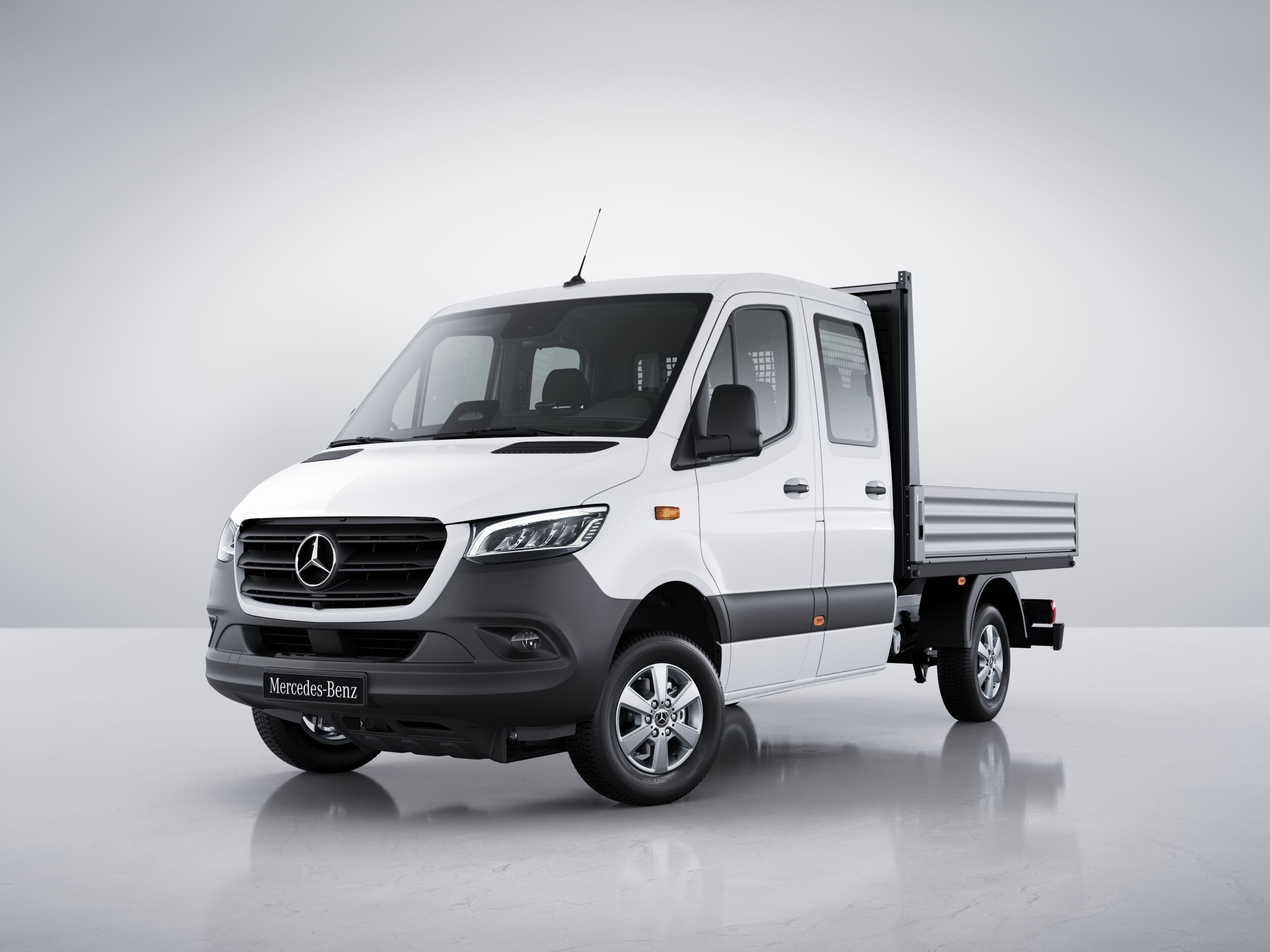 A Mercedes-Benz Sprinter platós gépjármű.