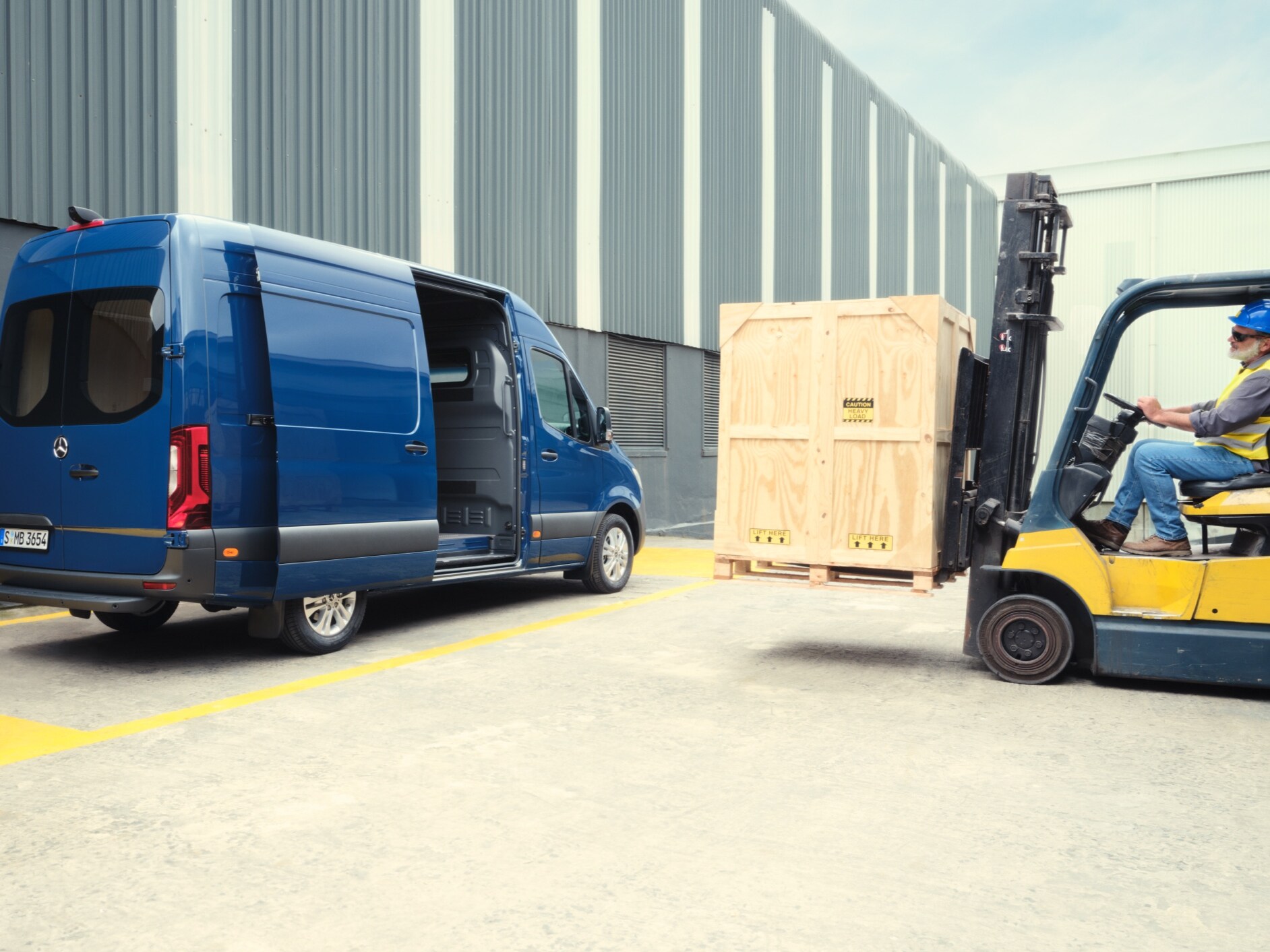 A Mercedes-Benz Sprinter zárt dobozos gépkocsit egy targoncával rakodják.