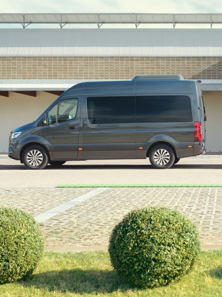 A Mercedes-Benz Sprinter Tourer és zárt dobozos gépkocsi egy parkolóhelyen.