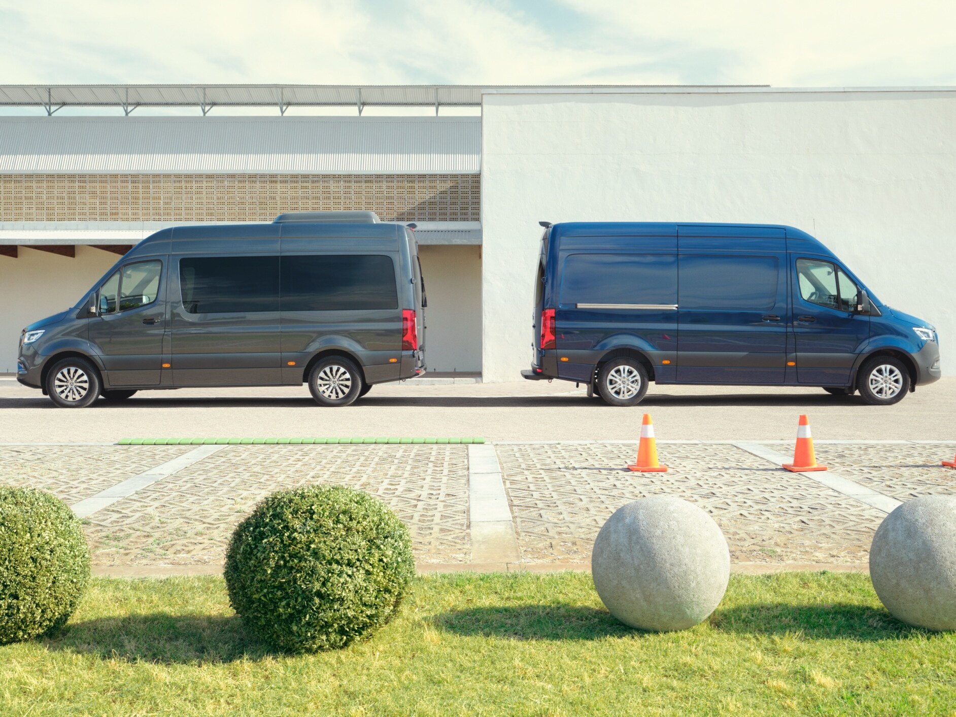 A Mercedes-Benz Sprinter Tourer és zárt dobozos gépkocsi egy parkolóhelyen.