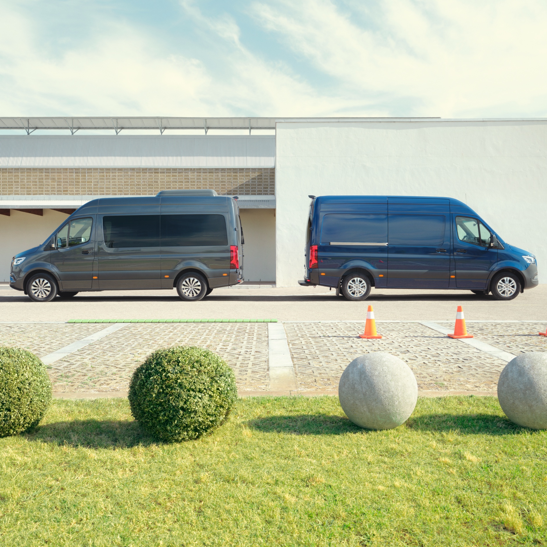 Kapcsolat | Sprinter | Mercedes-Benz A Mercedes-Benz Sprinter Tourer és zárt dobozos gépkocsi egy parkolóhelyen.