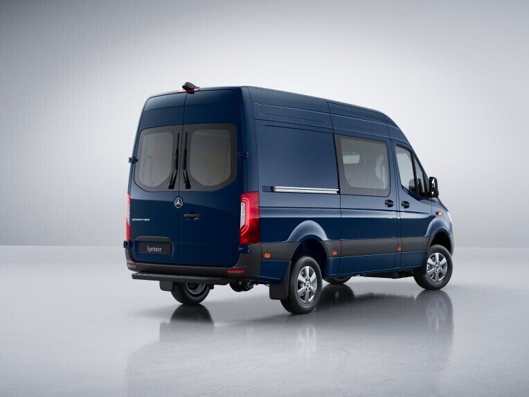 A Mercedes-Benz Sprinter zárt áruszállító 4x4 összkerékhajtással, igény szerinti nyomatékkal.