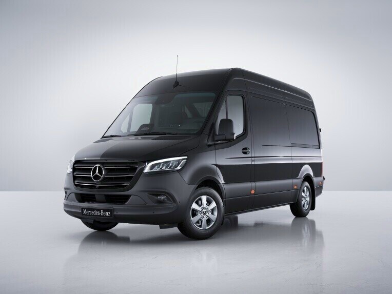 A Mercedes-Benz Sprinter zárt áruszállító rossz állapotú közutakra tervezett, erősített kivitellel.