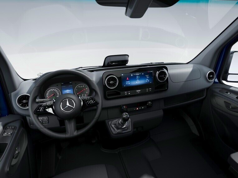 A Mercedes-Benz Sprinter zárt áruszállító vezetőfülkéje a BASE felszereltségváltozatban.