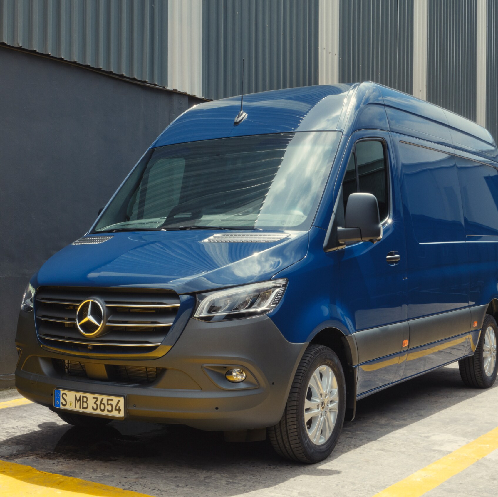 A Mercedes-Benz Sprinter zárt áruszállító.
