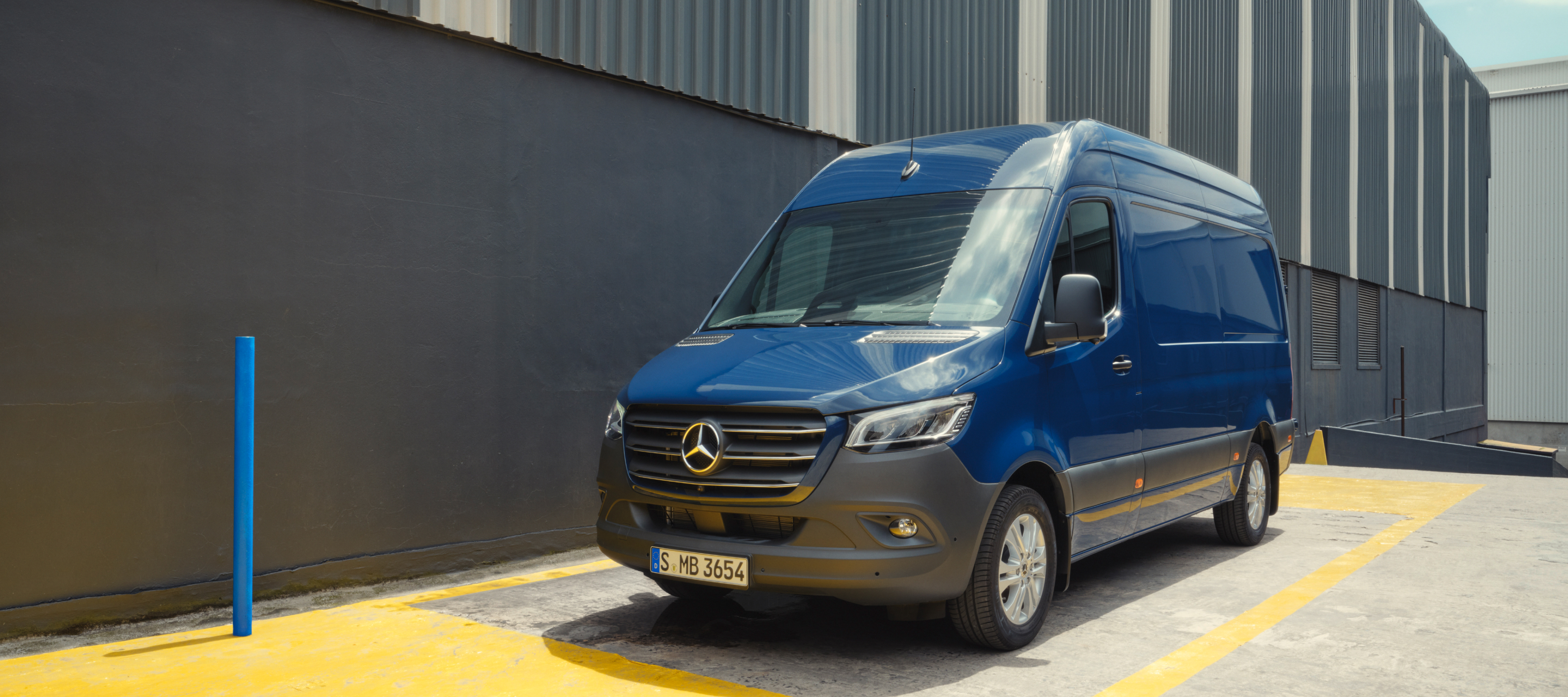 A Mercedes-Benz Sprinter zárt áruszállító.