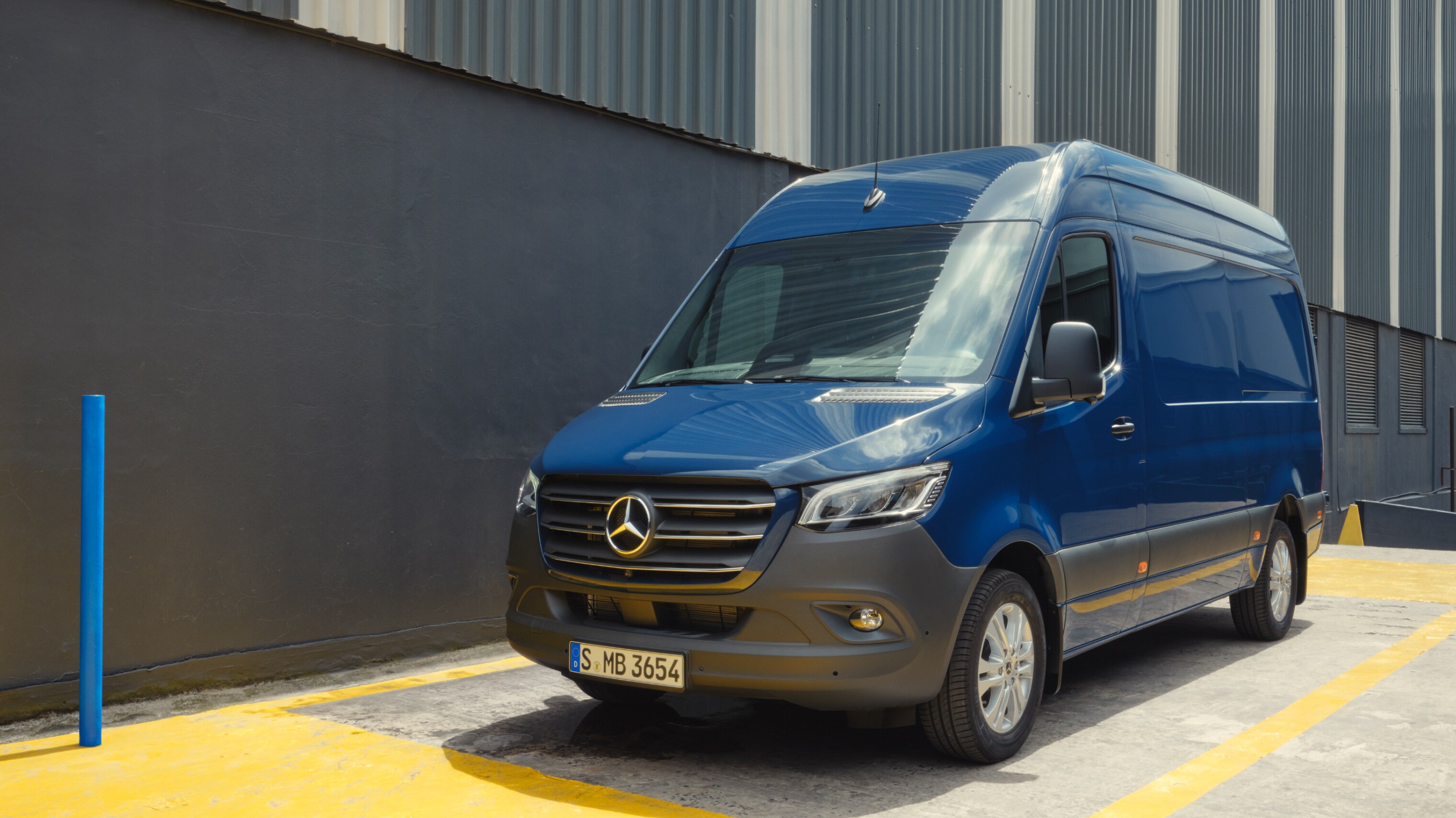 A Mercedes-Benz Sprinter zárt áruszállító.
