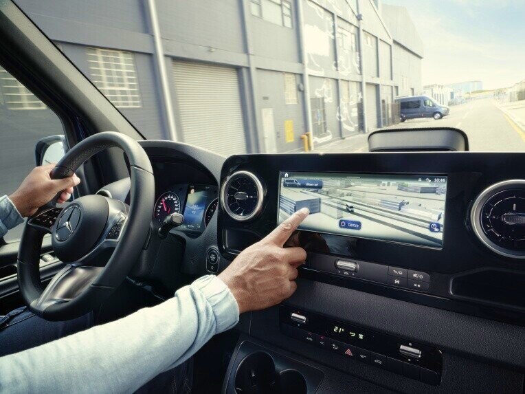 Navigáció a Mercedes-Benz Sprinter zárt áruszállító MBUX multimédia-rendszerében.